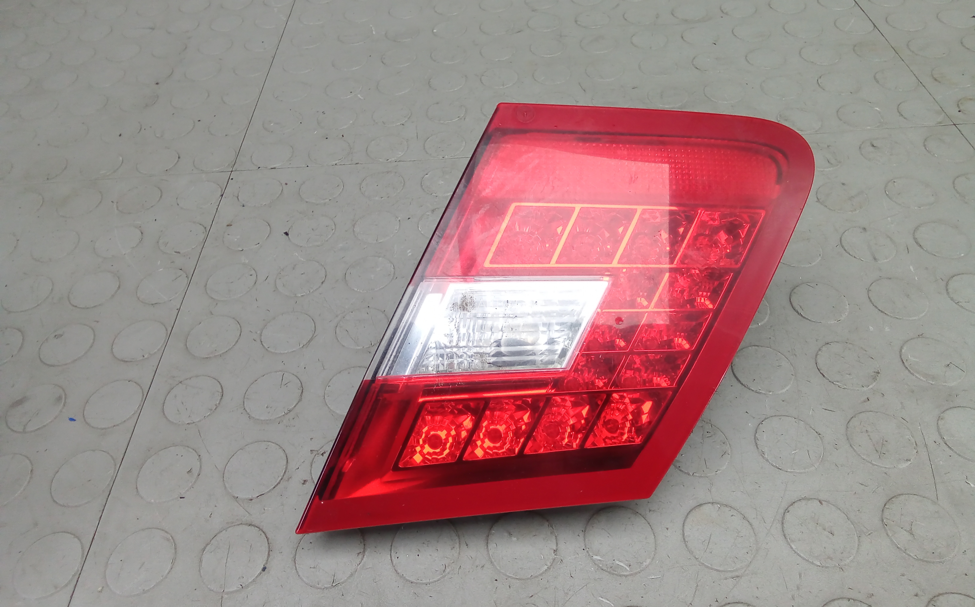 Фонарь правый крышки багажника