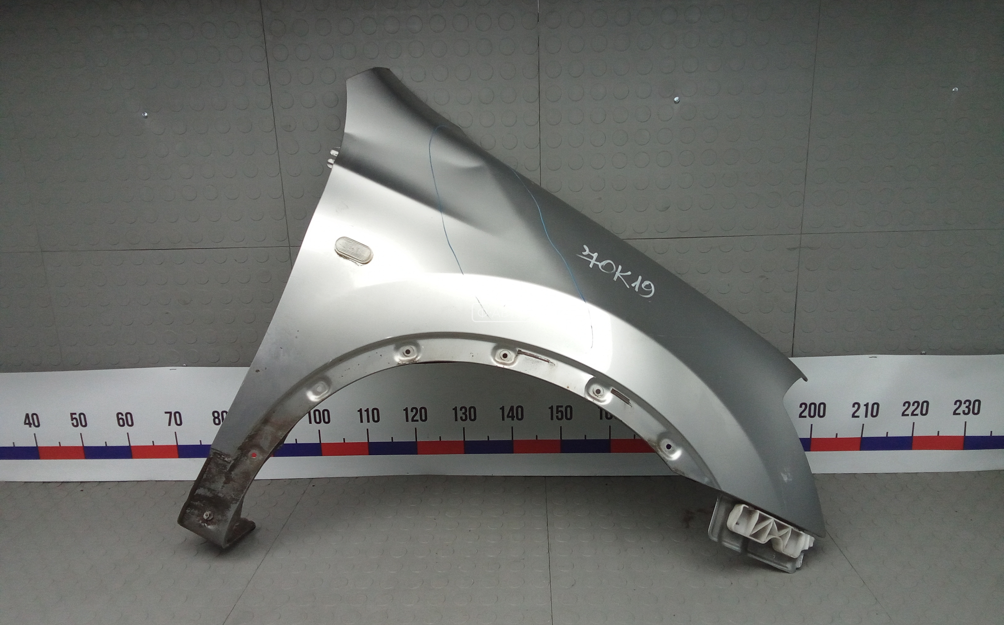 Крыло переднее правое