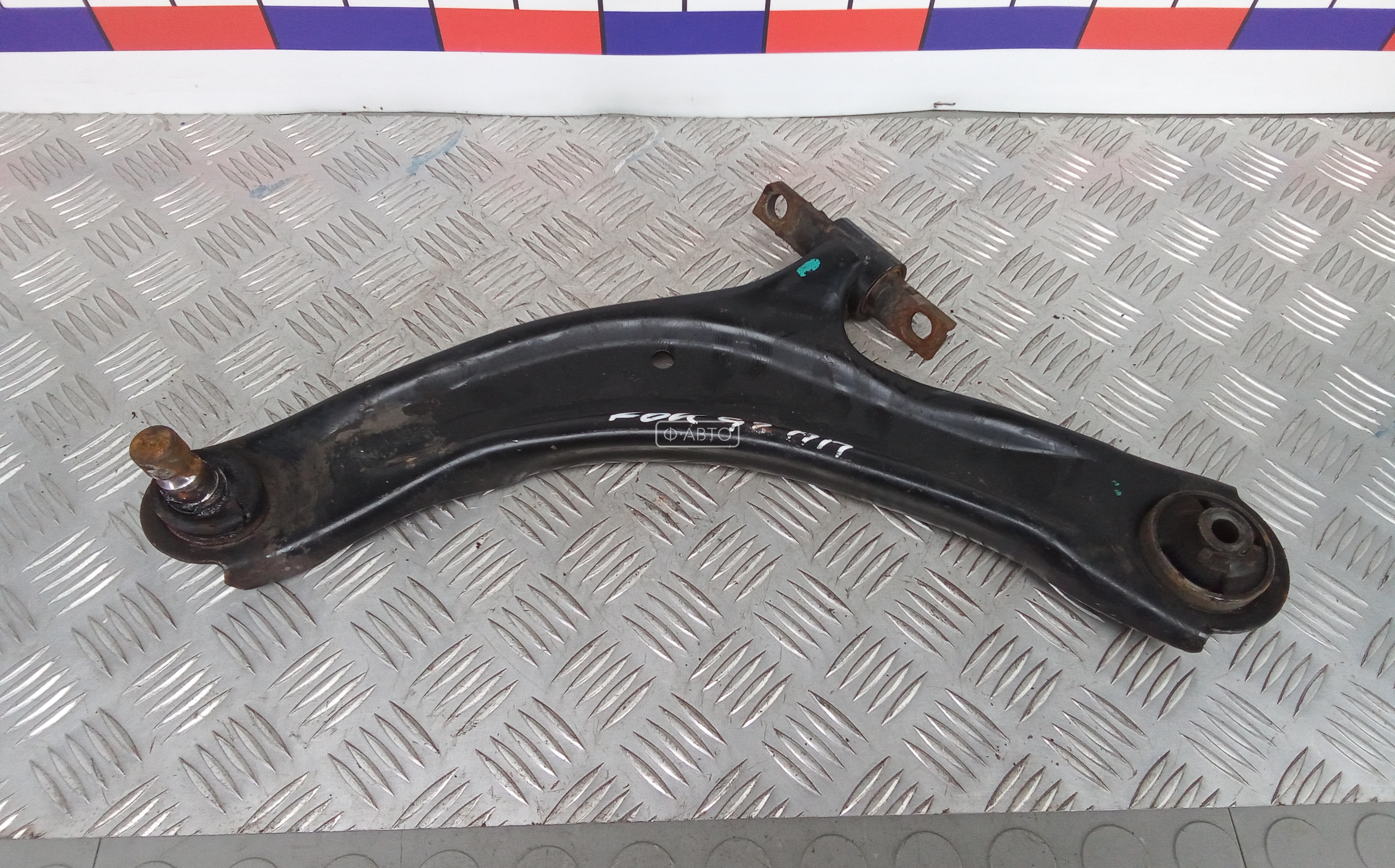 Рычаг передний нижний правый