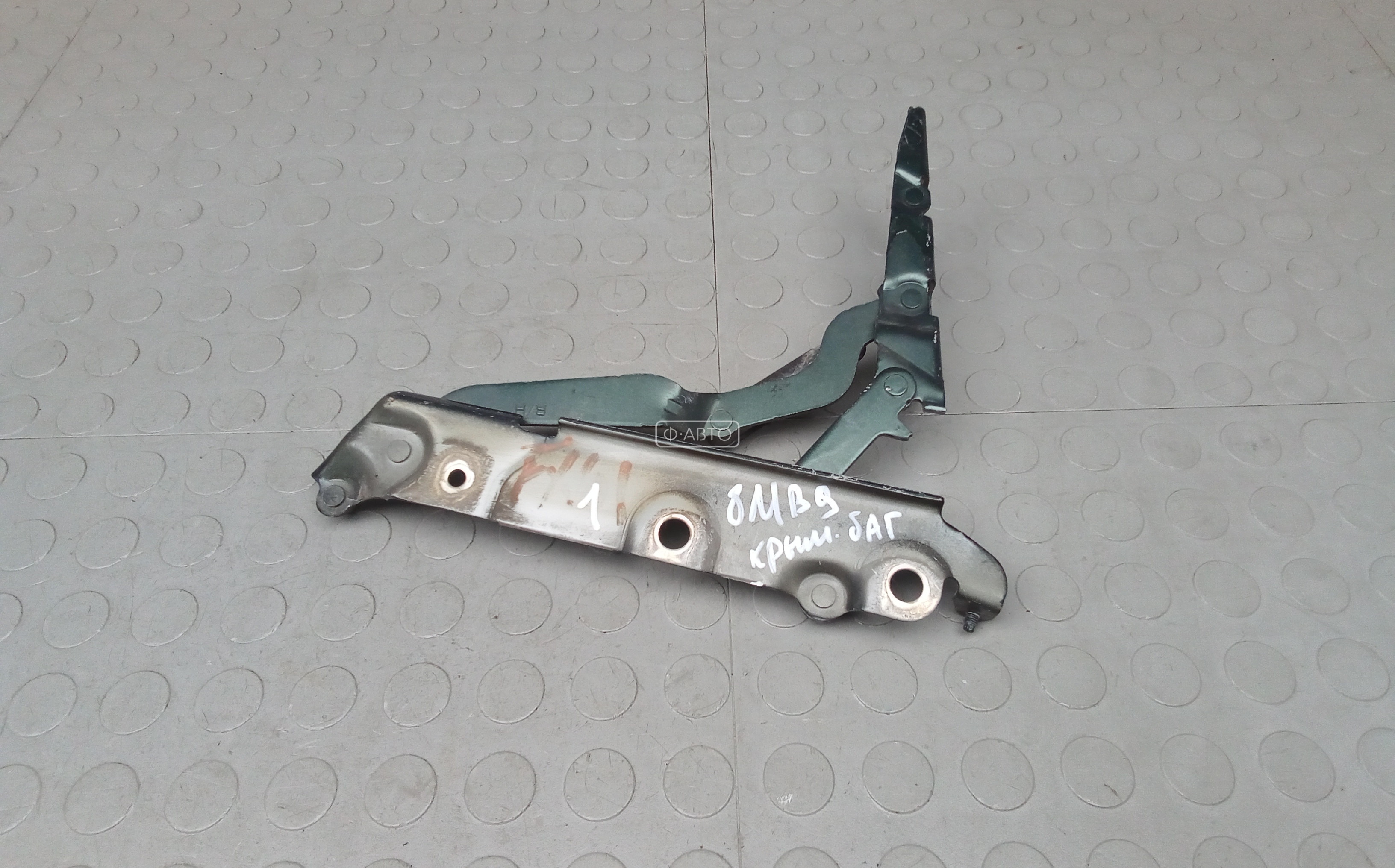 Петля крышки багажника