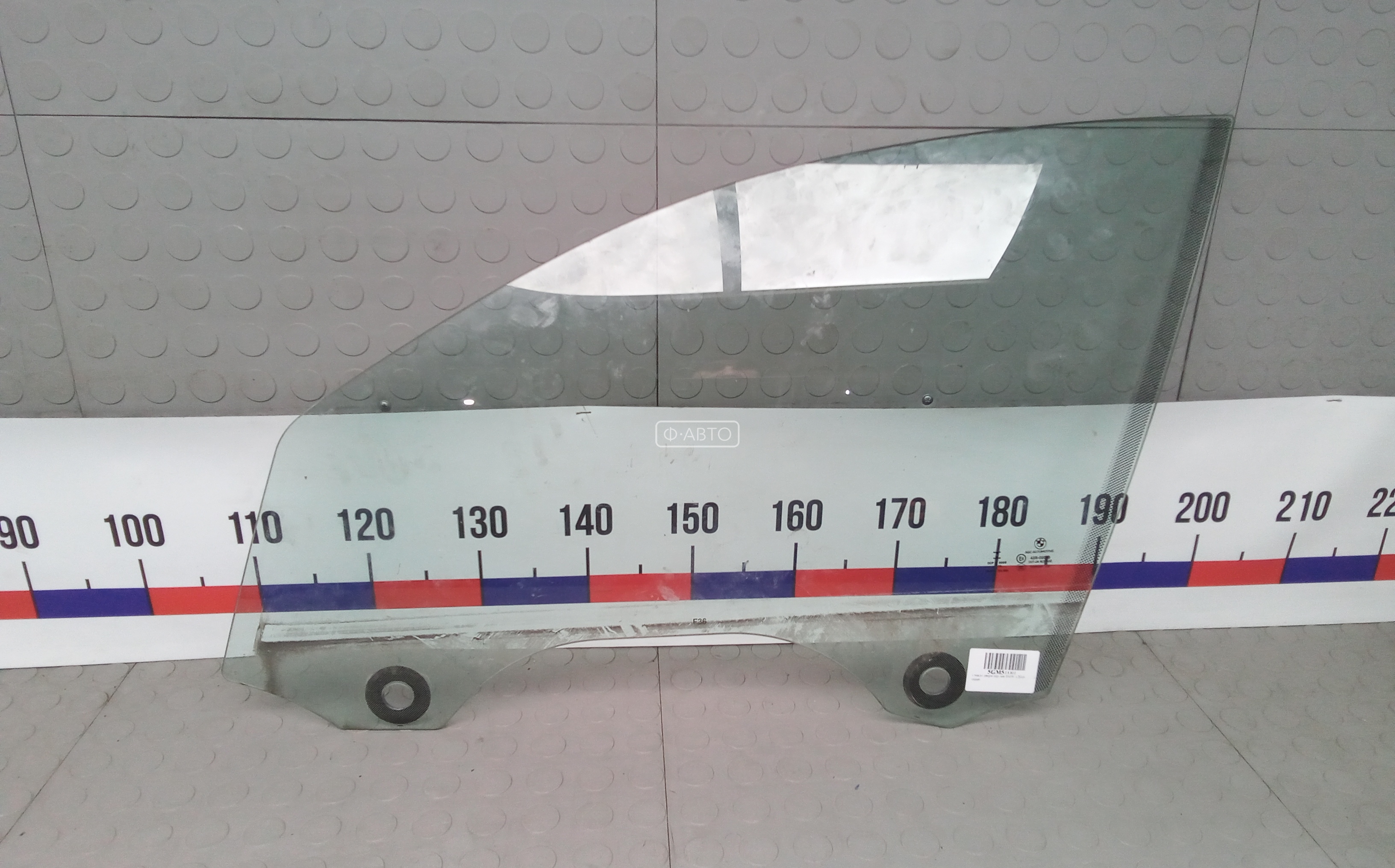 Стекло двери передней левой