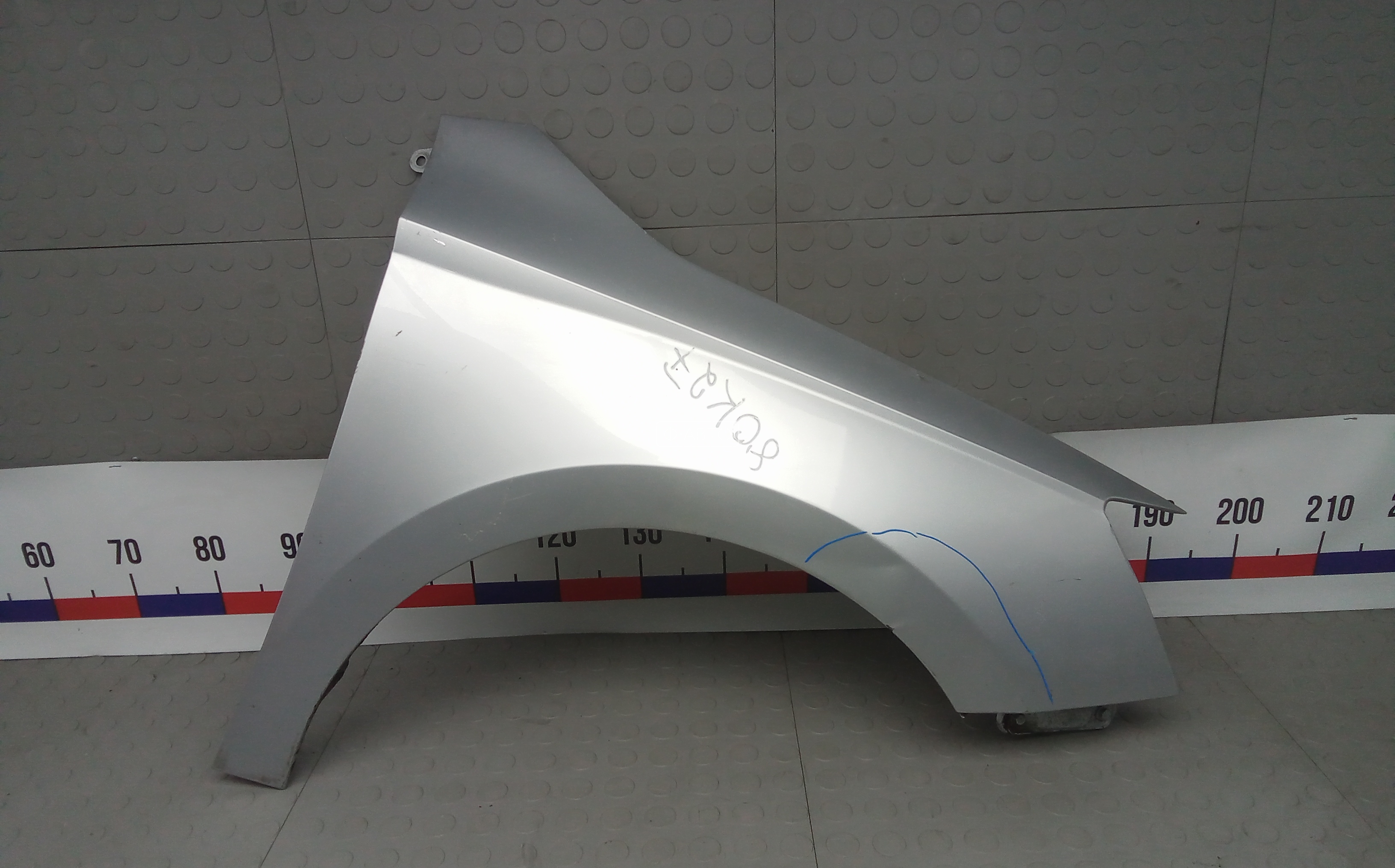 Крыло переднее правое