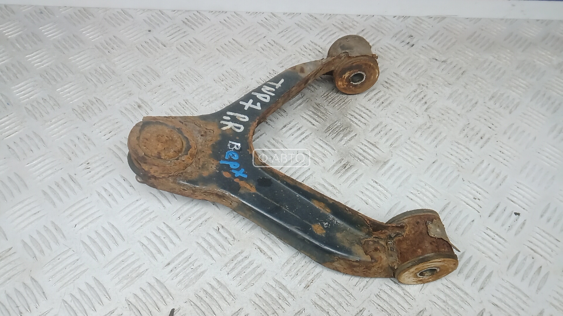 Рычаг передний верхний правый