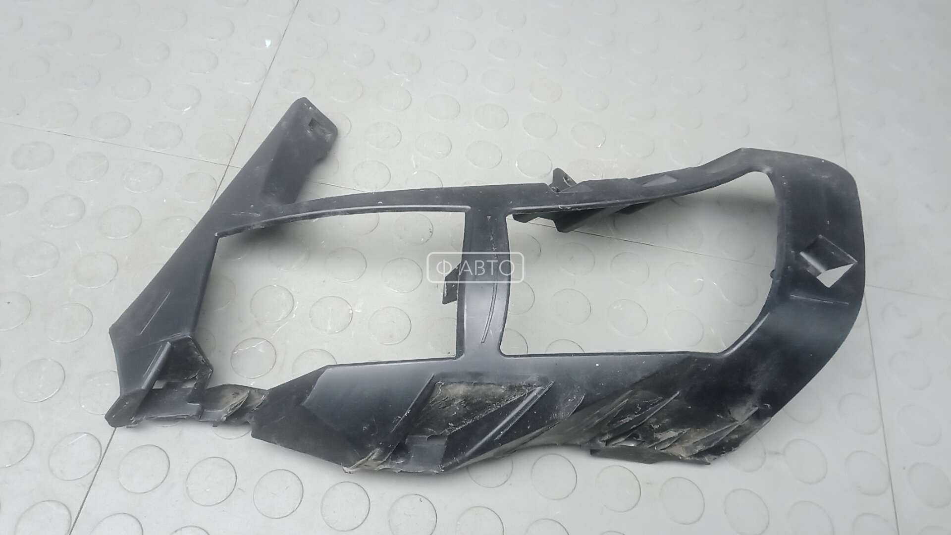 Крепление бампера переднее