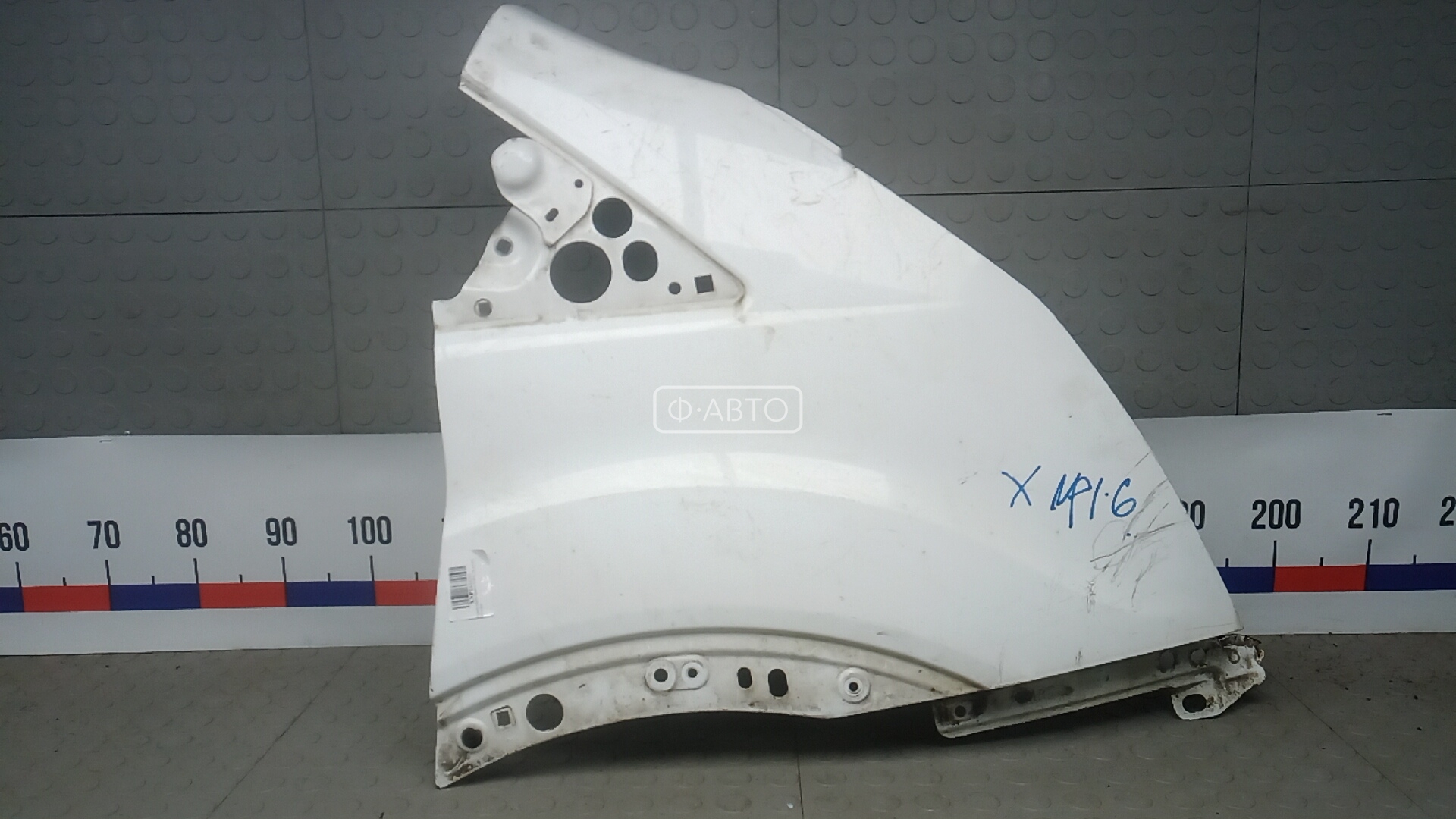 Крыло переднее правое