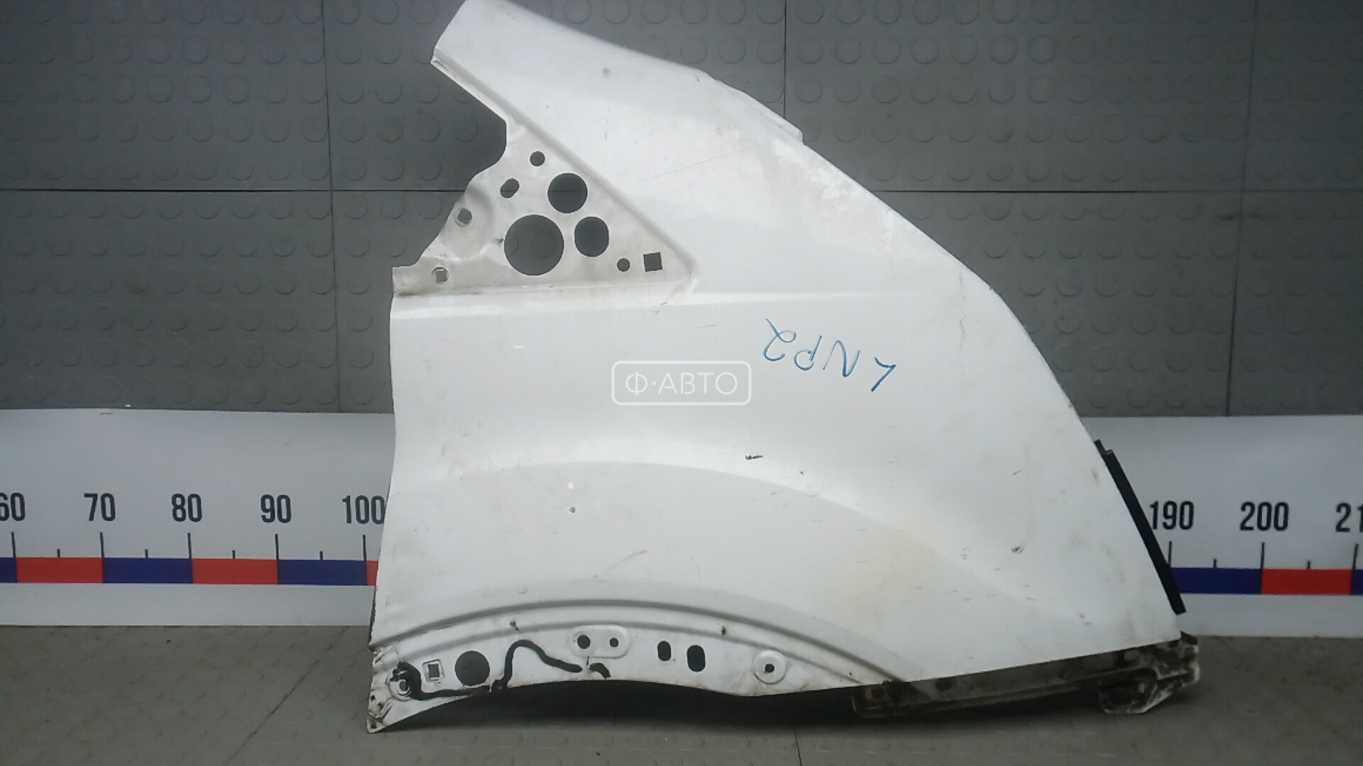 Крыло переднее правое