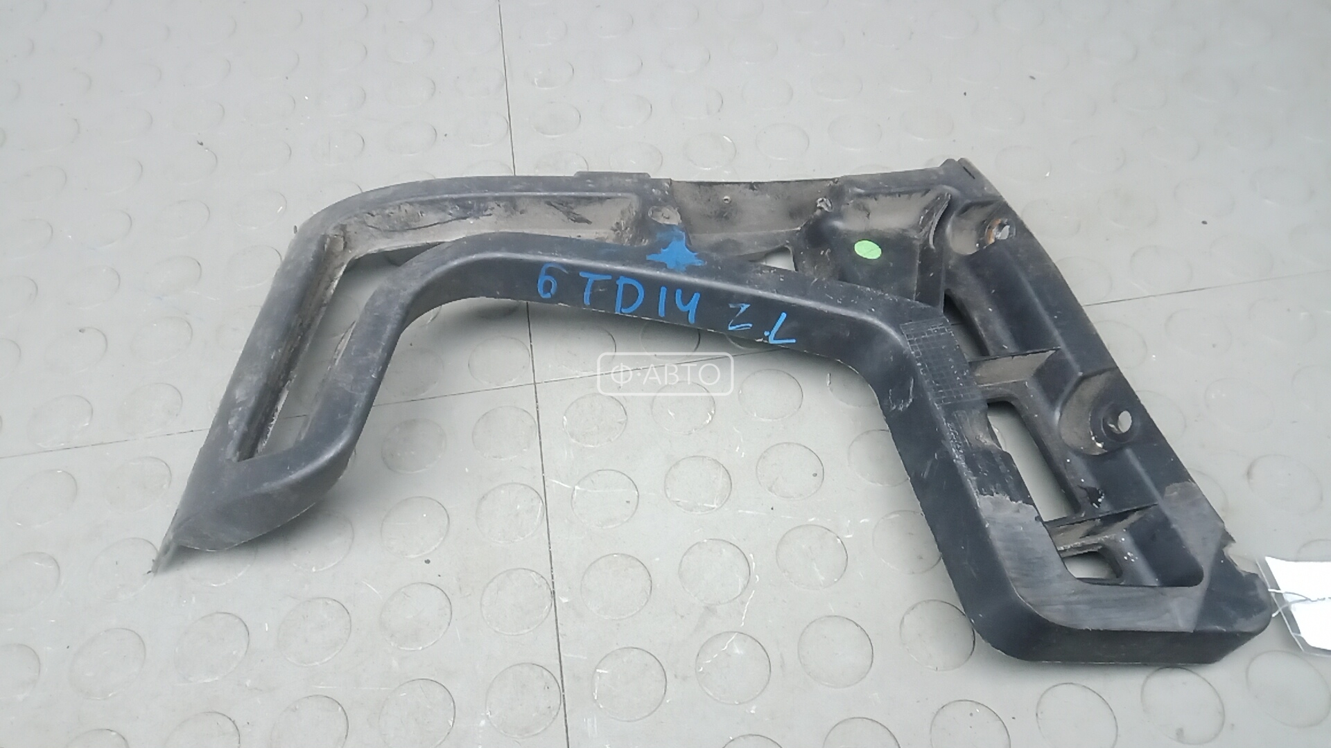 Крепление бампера заднее