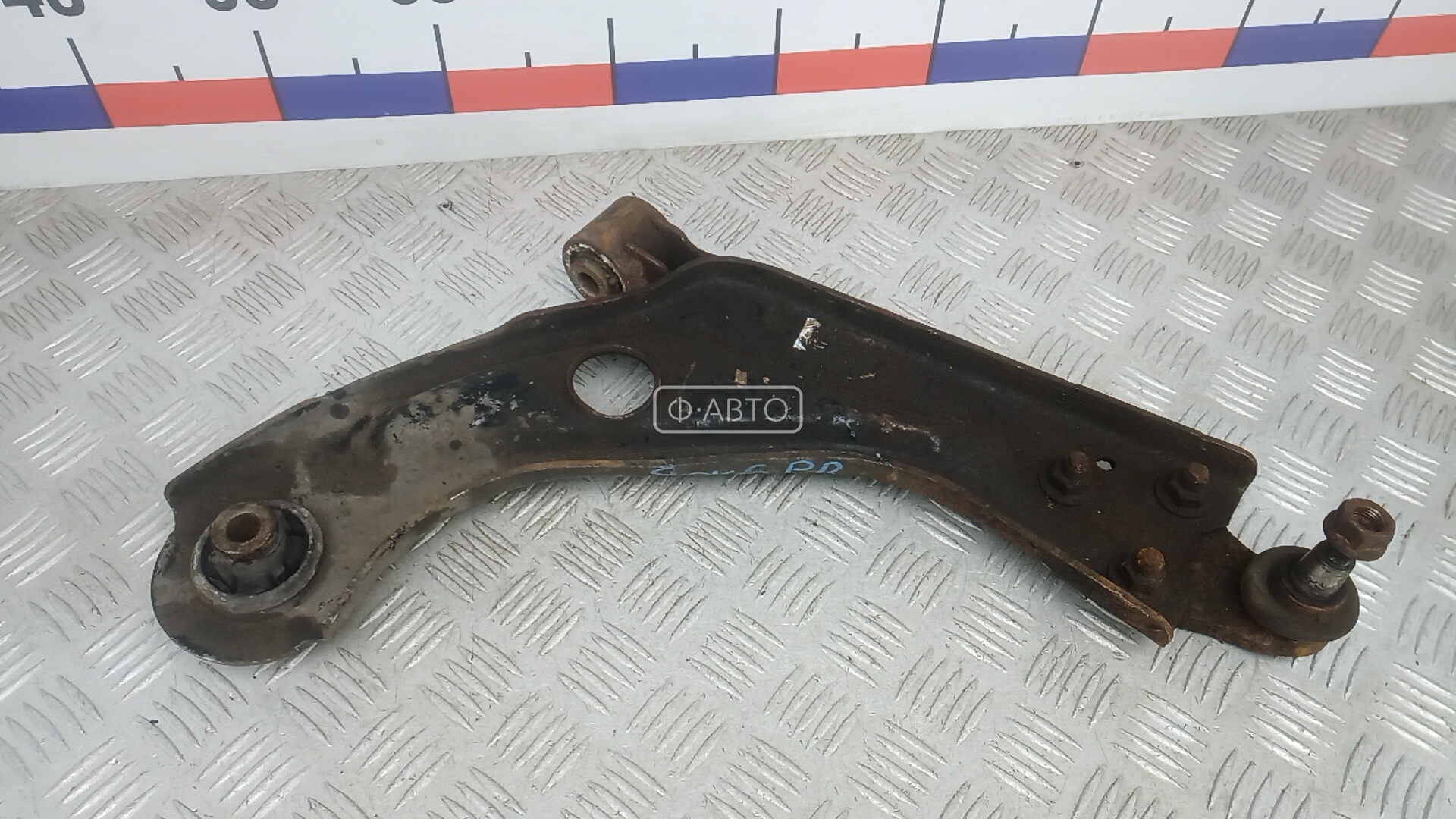 Рычаг передний нижний правый