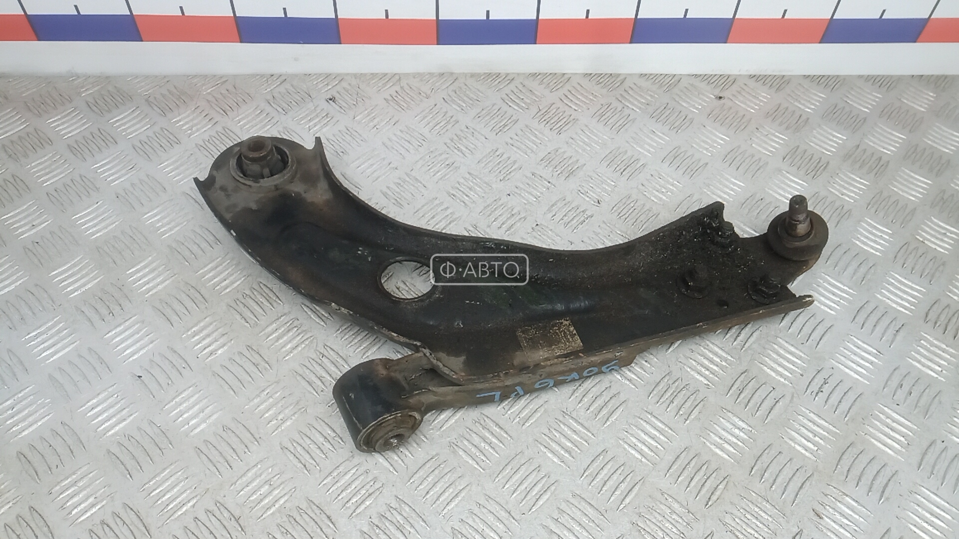 Рычаг передний нижний левый