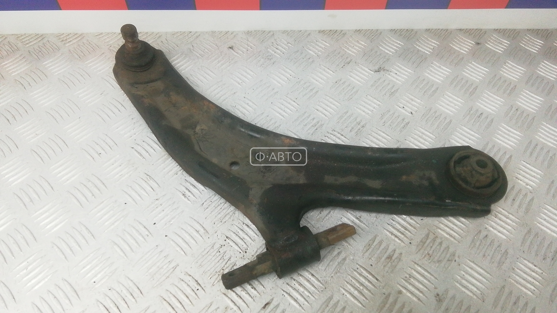 Рычаг передний нижний правый