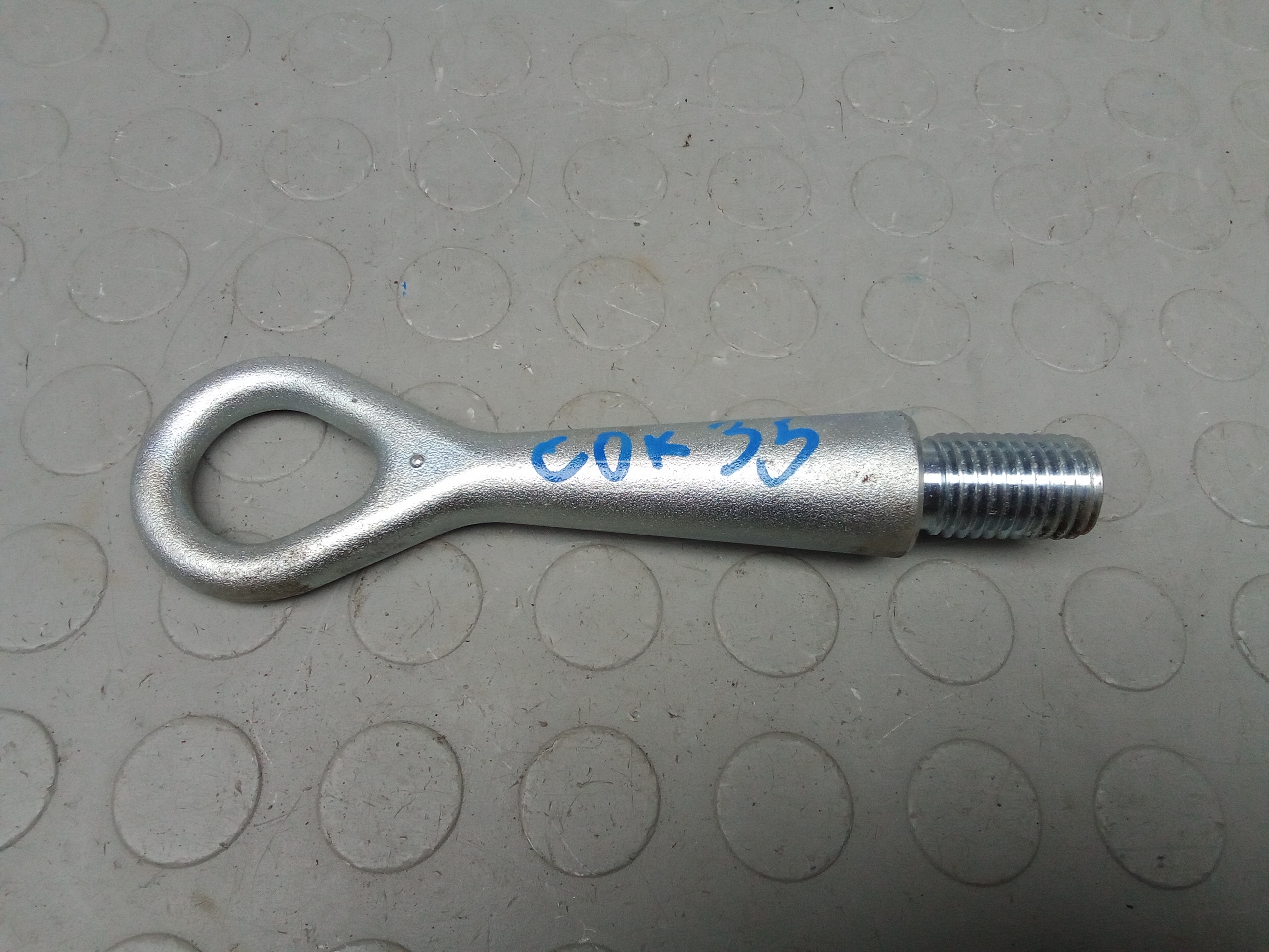 Крюк буксировочный