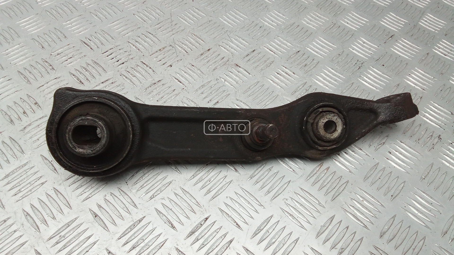 Рычаг передний нижний левый