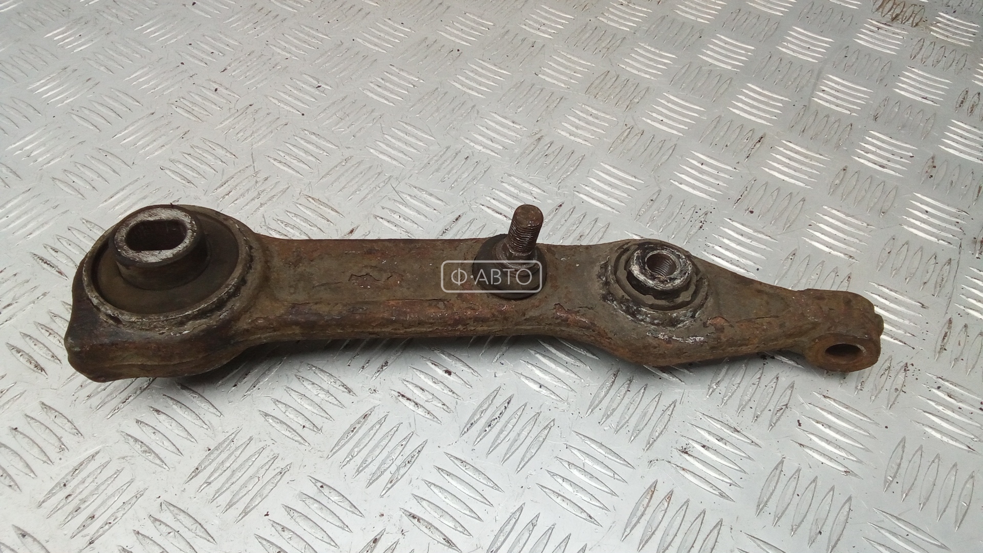 Рычаг передний нижний правый