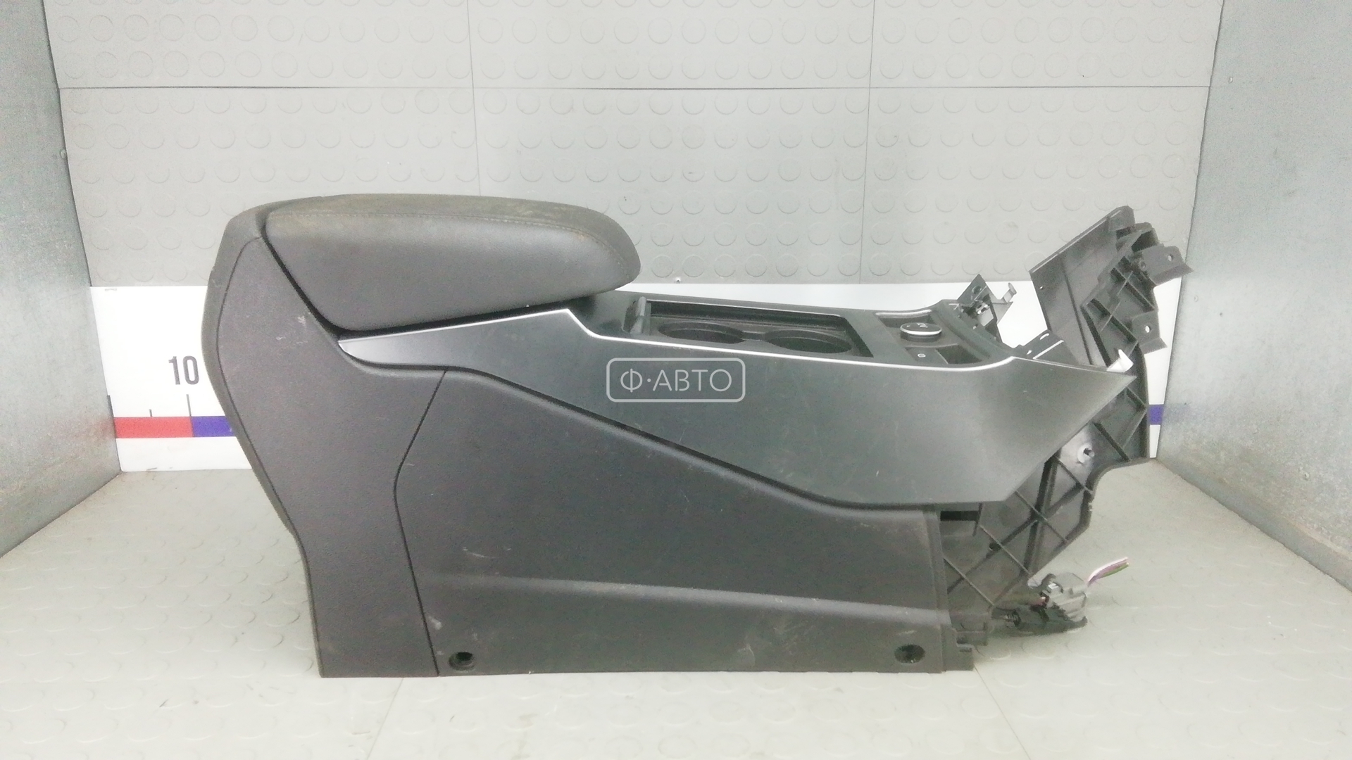 Подлокотник центральный