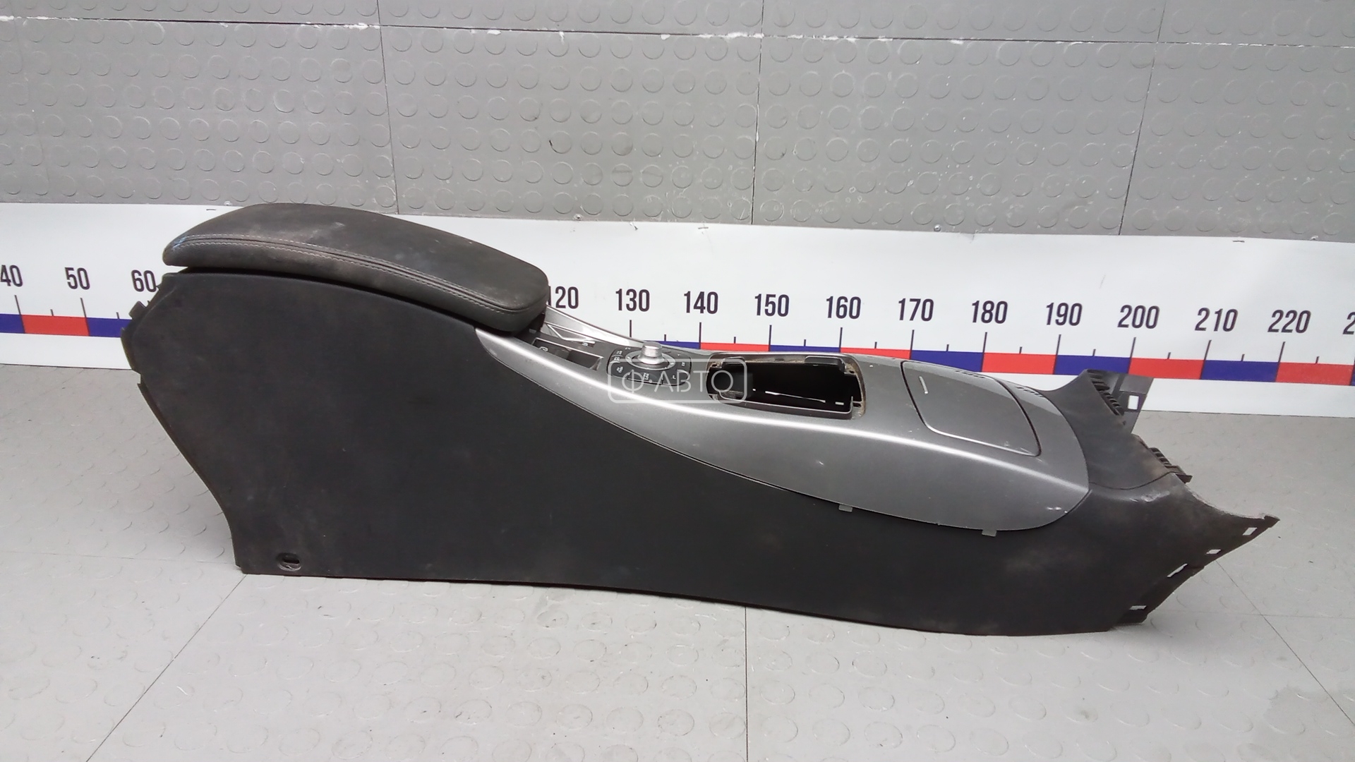 Подлокотник центральный