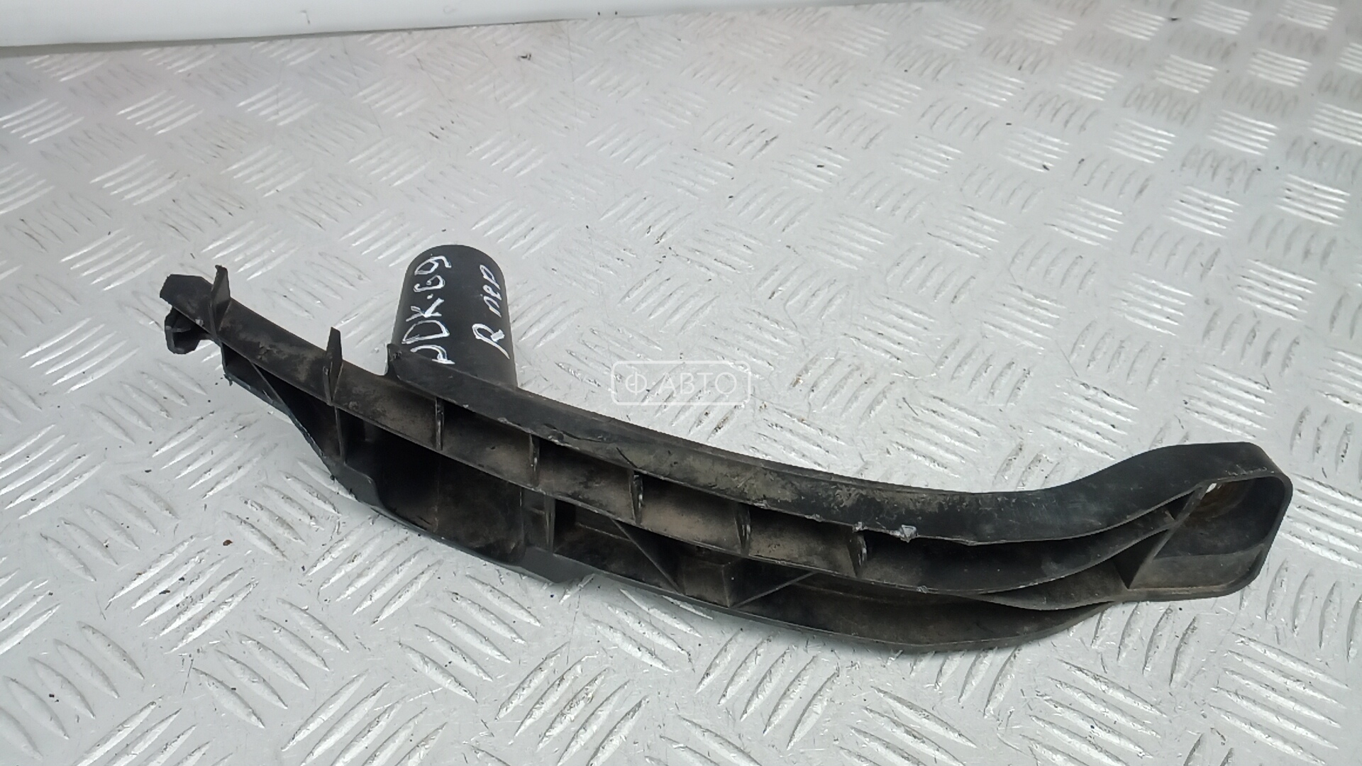 Крепление бампера переднее