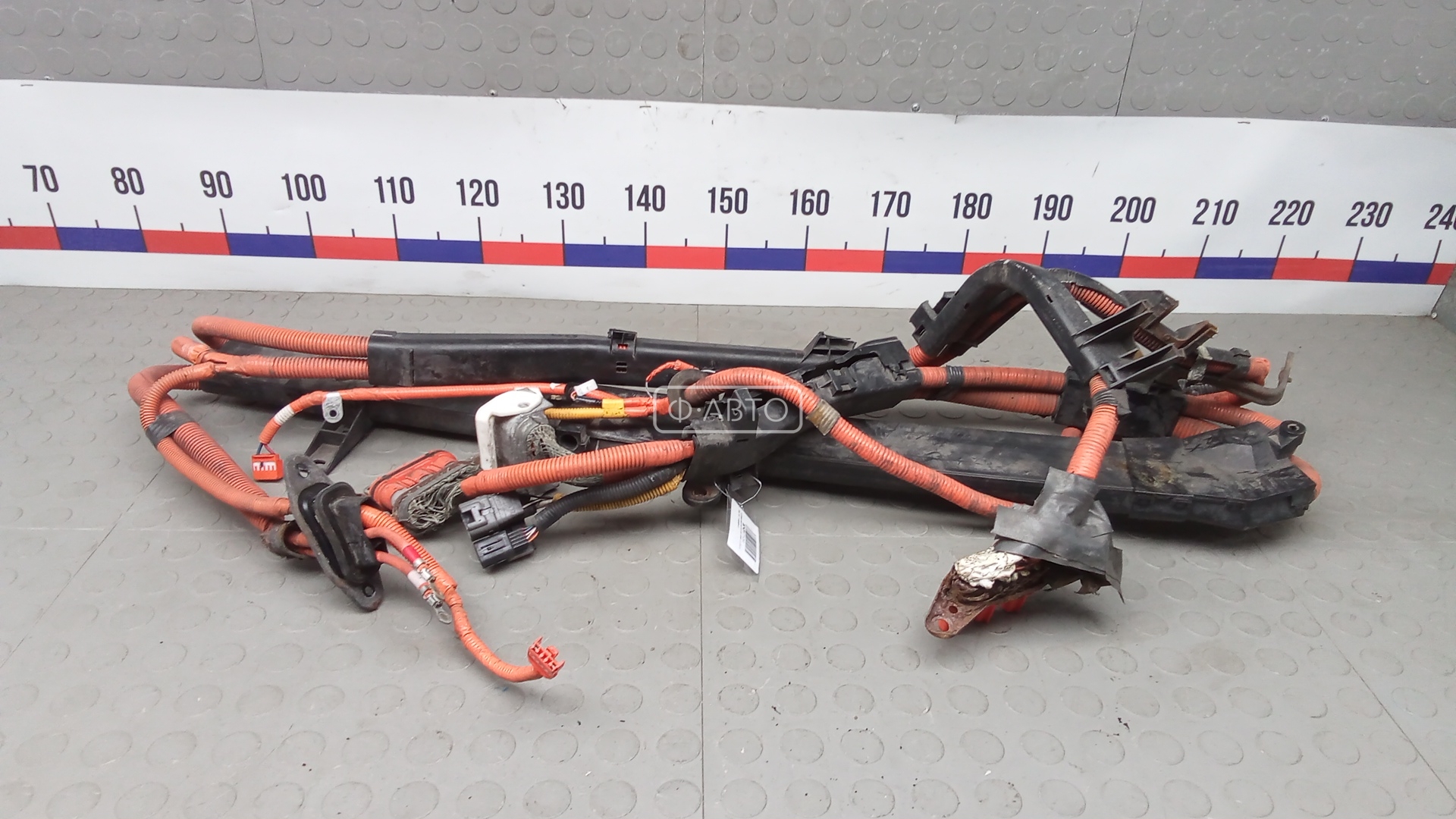 Клемма аккумулятора плюс