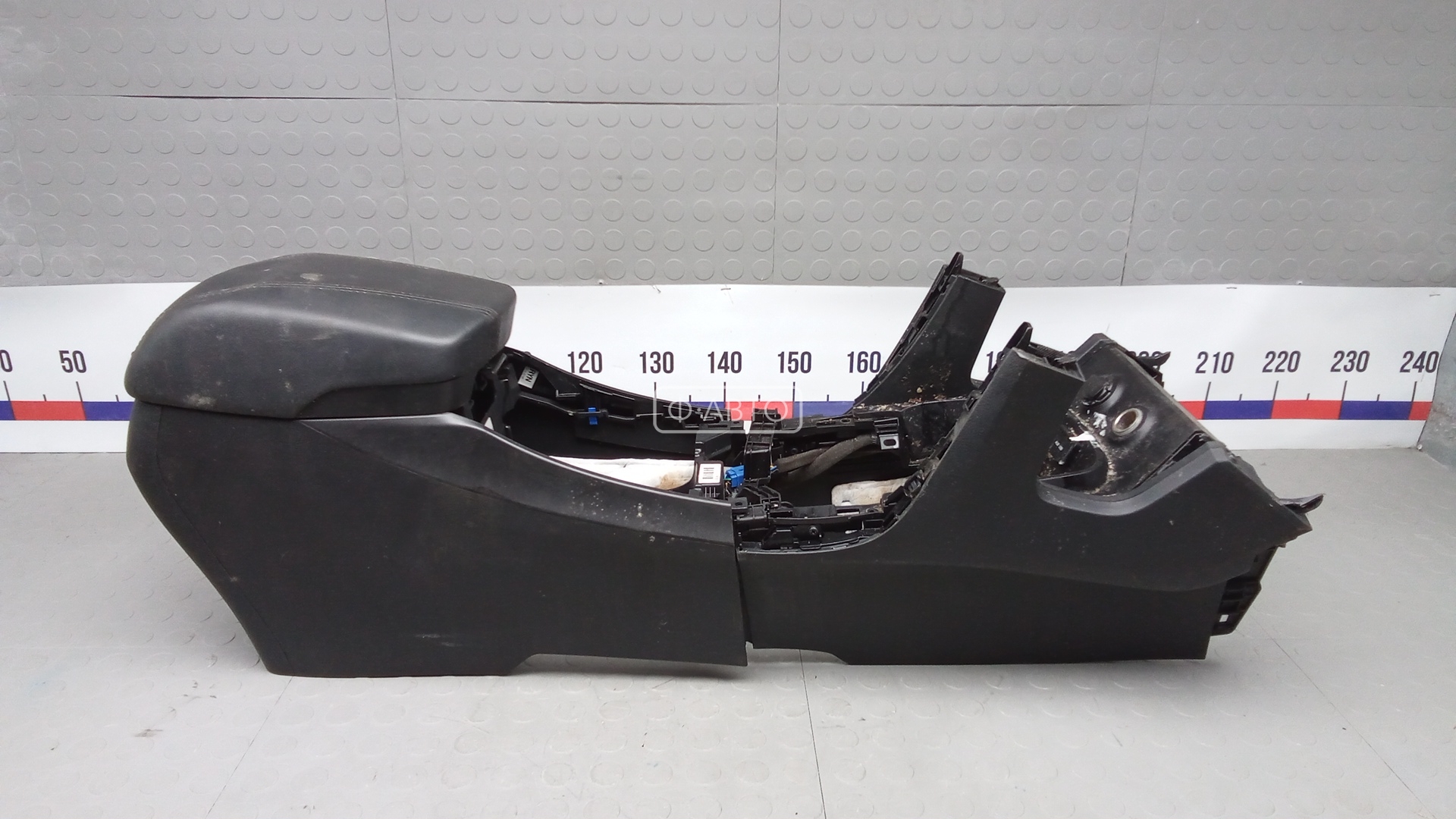 Подлокотник центральный