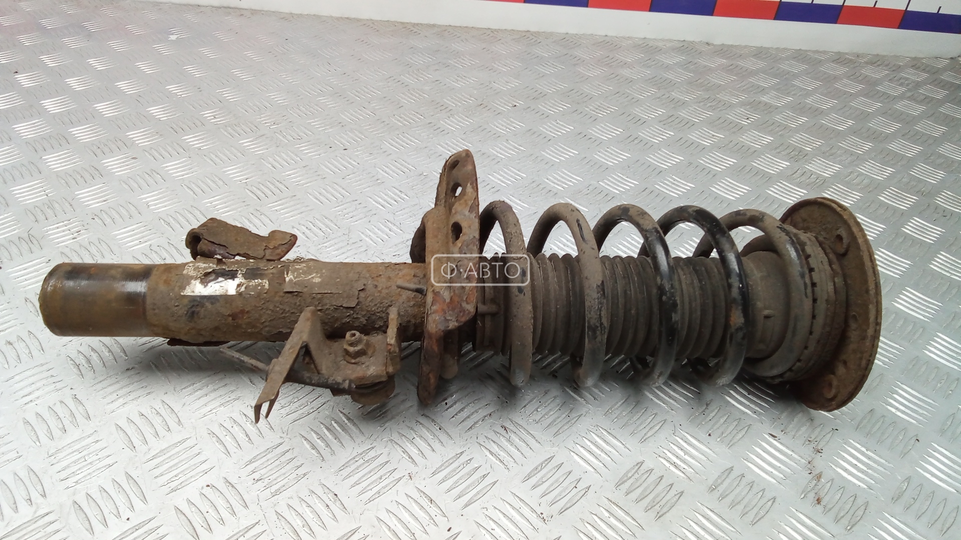 Стойка передняя левая