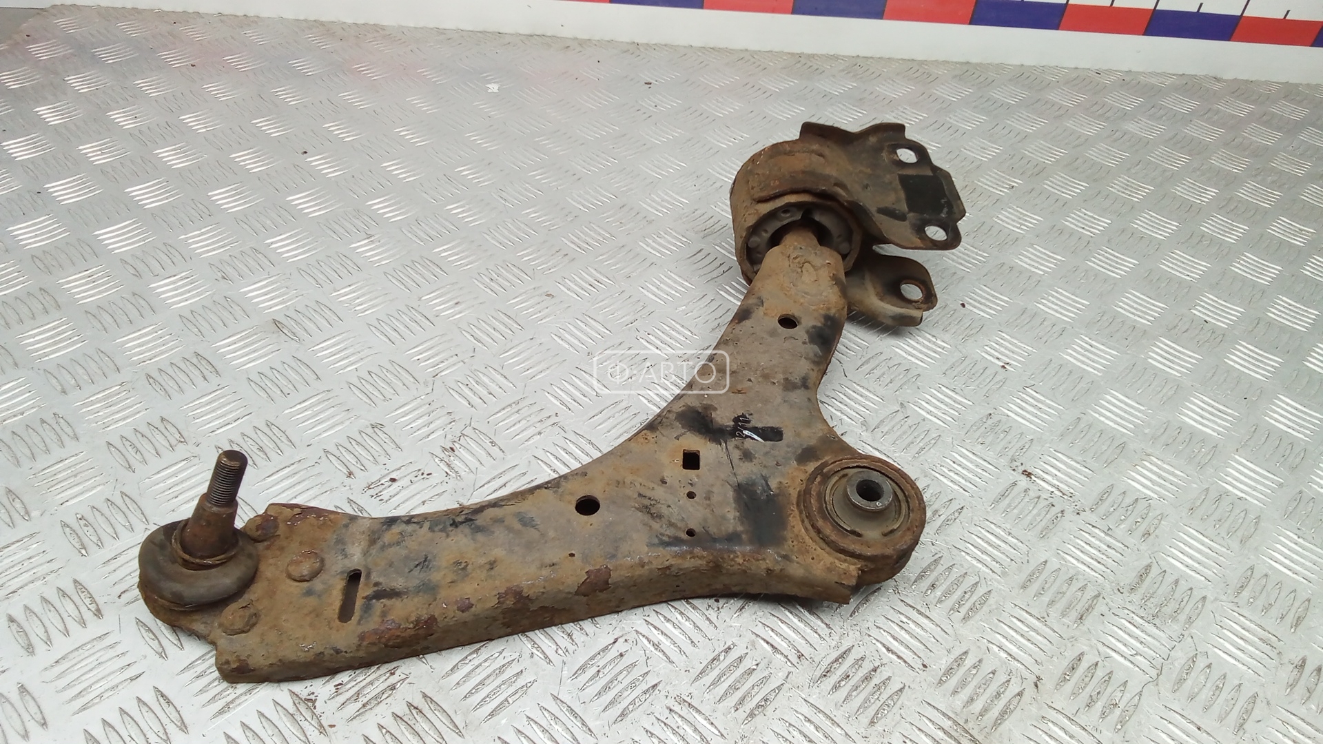 Рычаг передний нижний левый