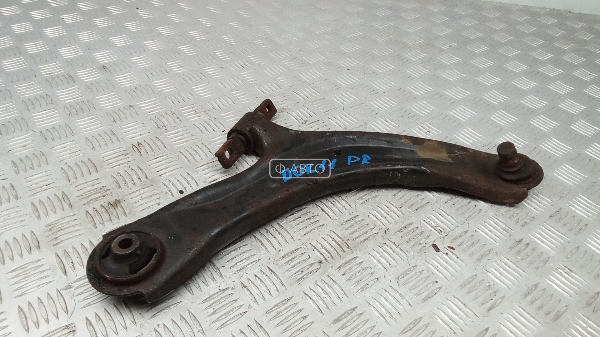 Рычаг передний нижний правый