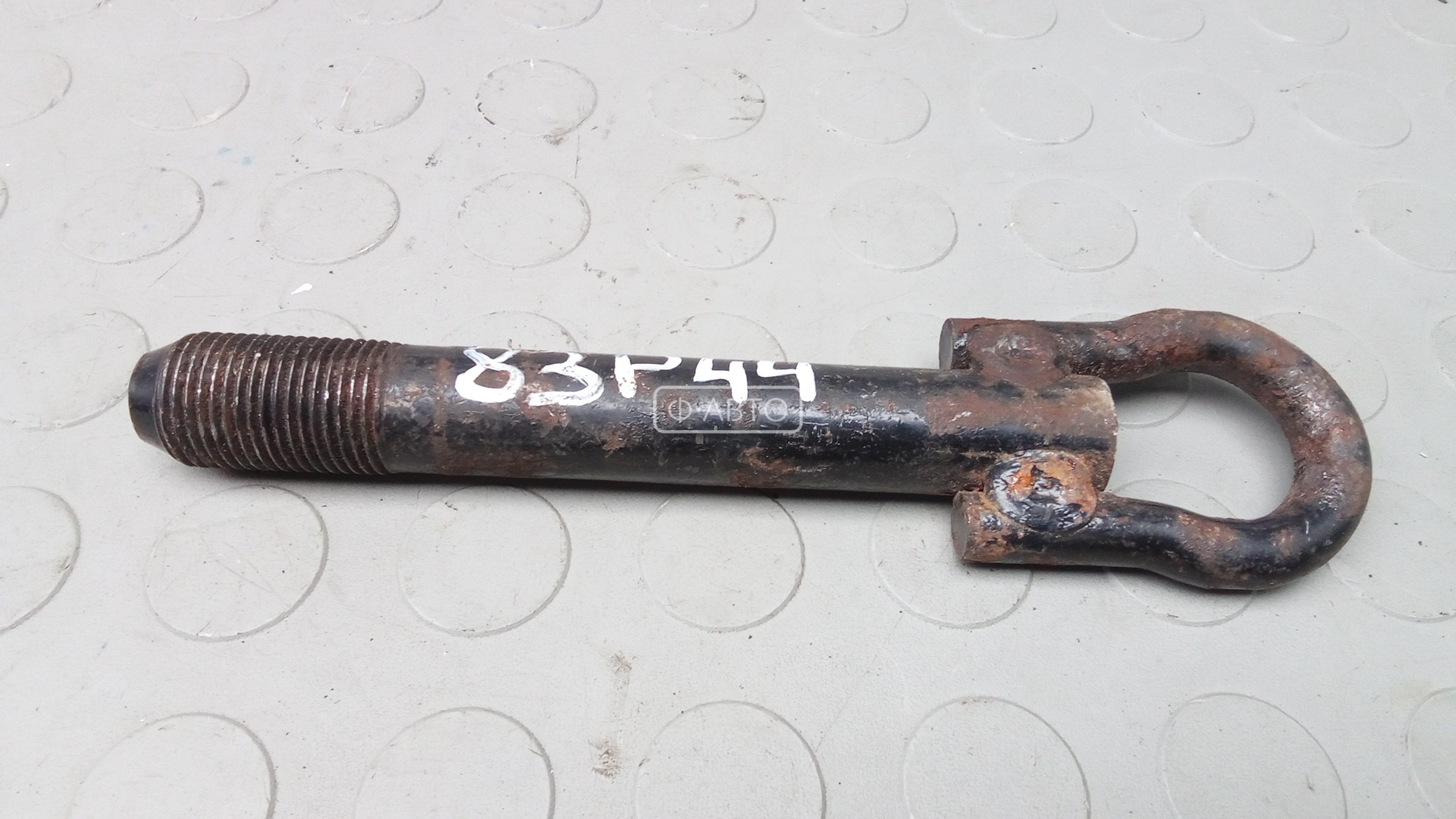 Крюк буксировочный