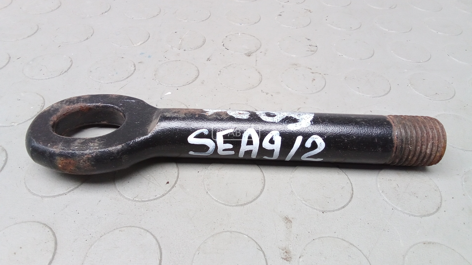 Крюк буксировочный