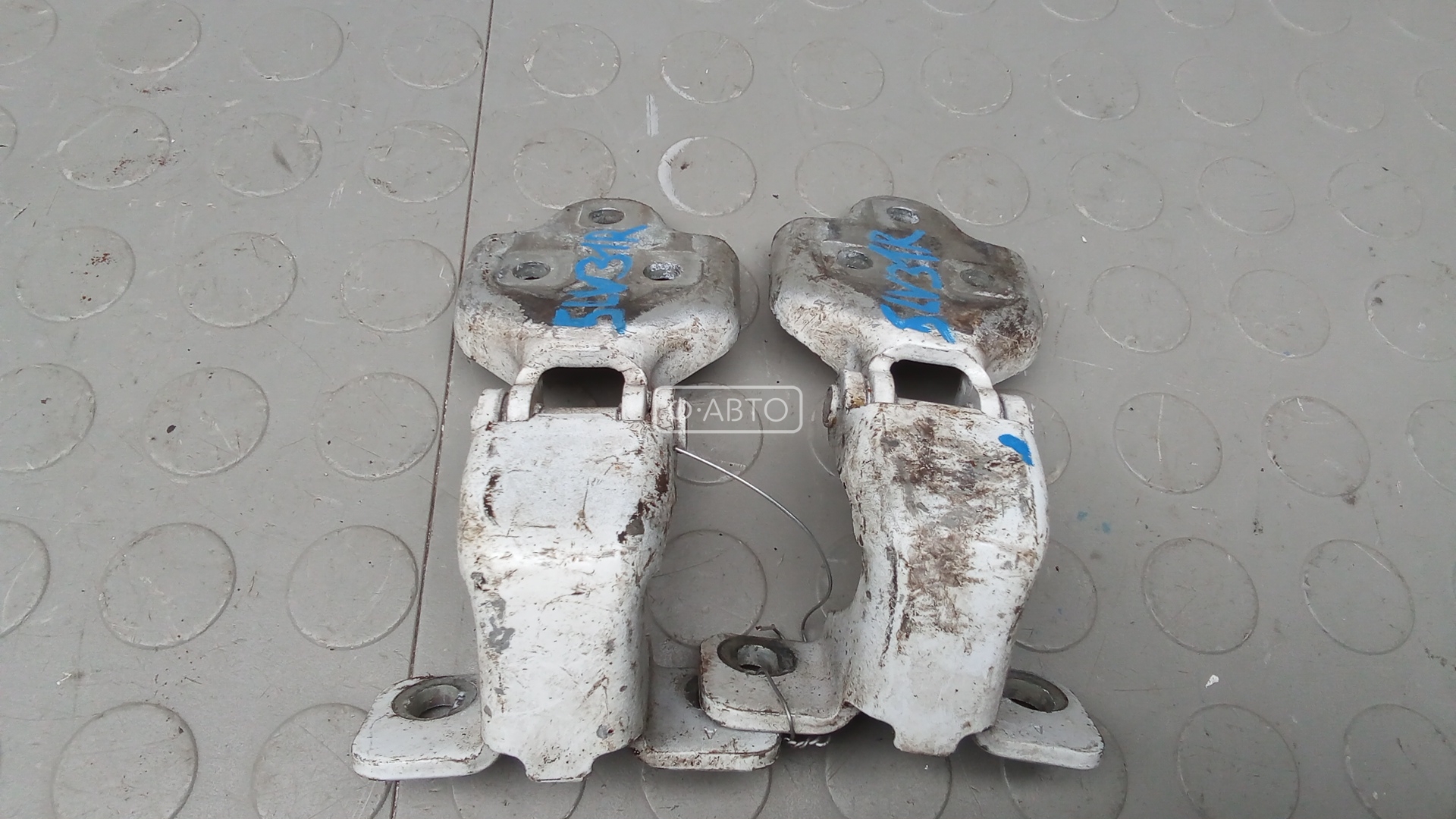 Петля передняя правая