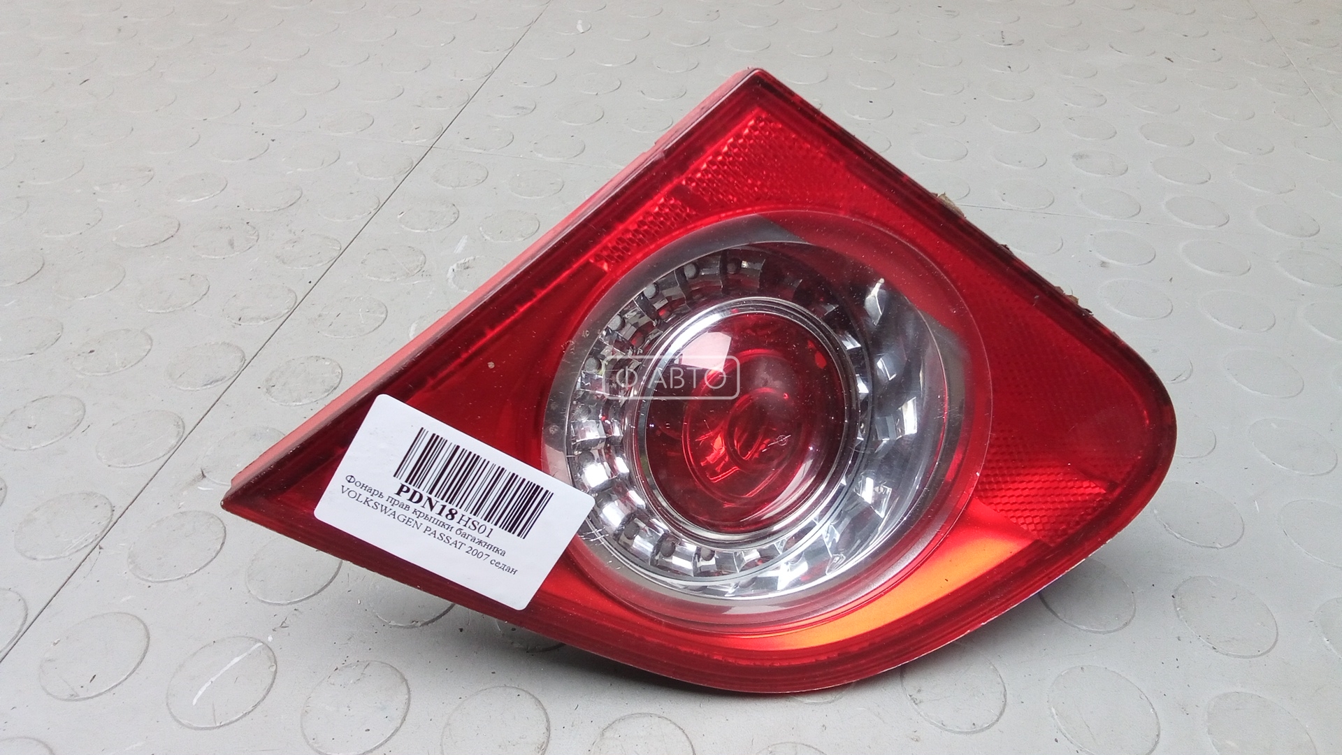 Фонарь правый крышки багажника