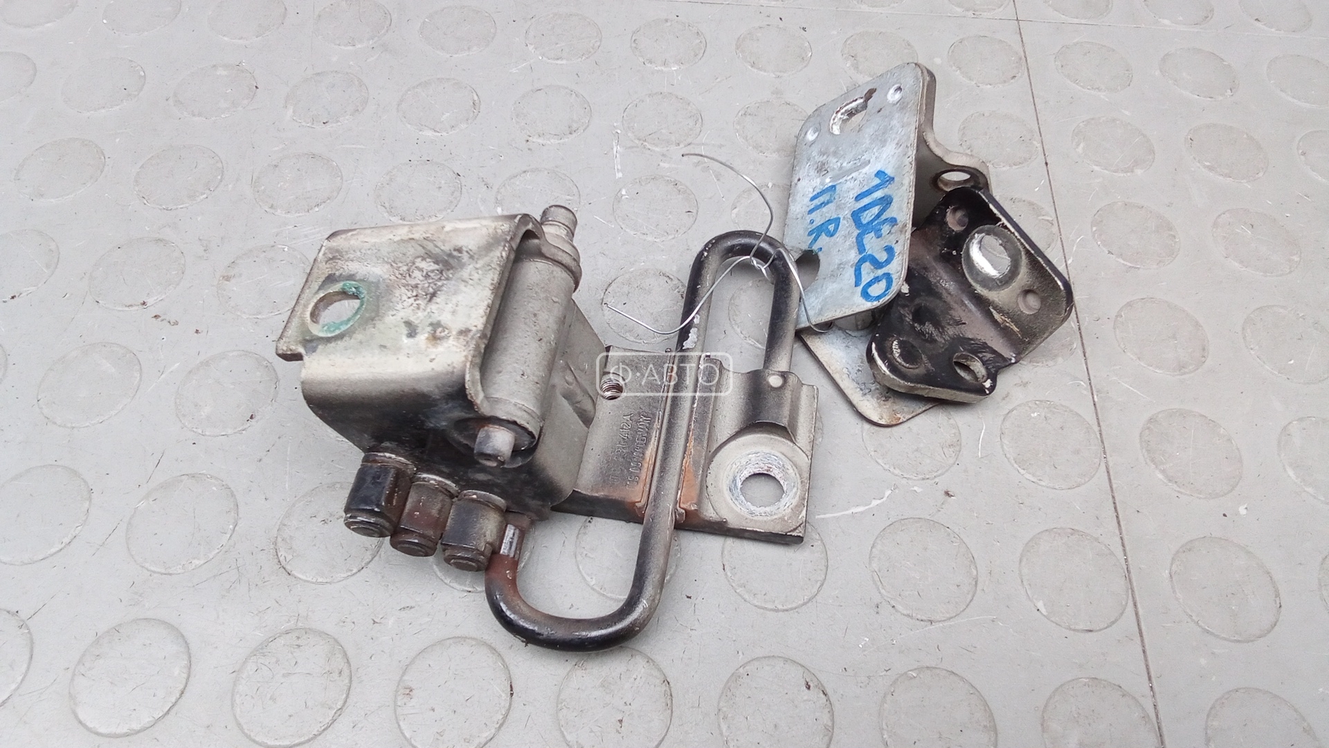 Петля передняя правая