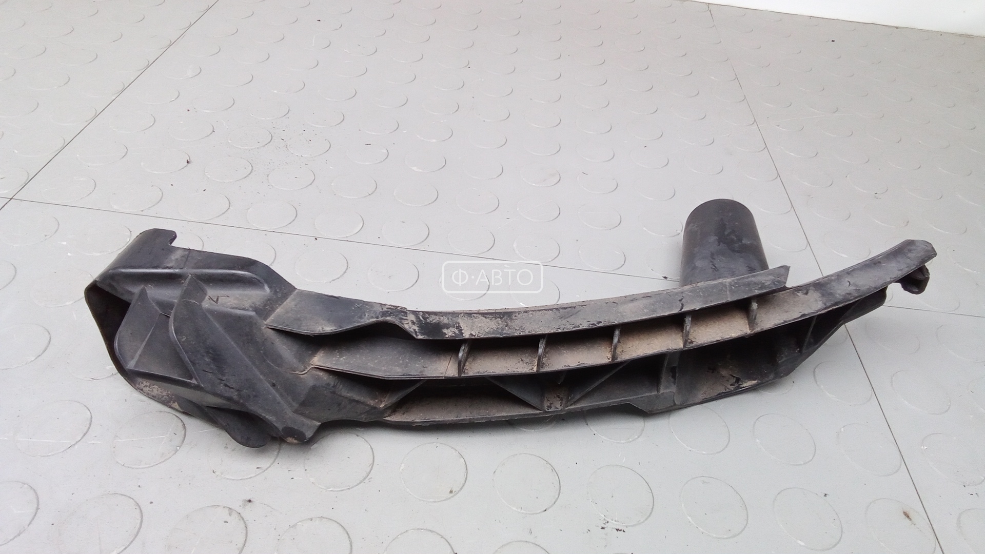 Крепление бампера переднее