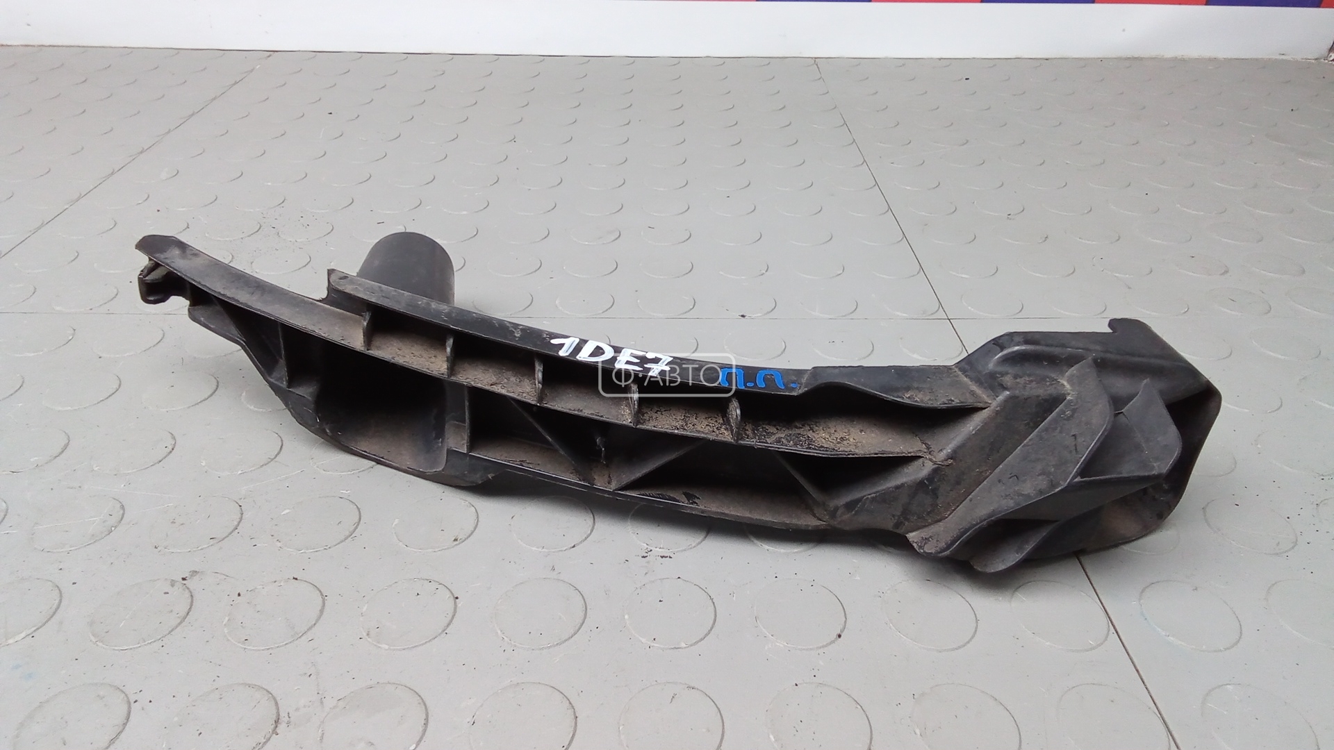 Крепление бампера переднее