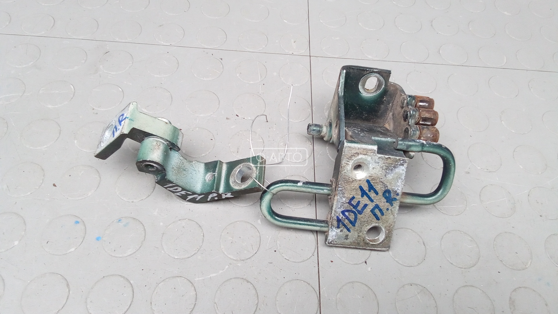 Петля передняя правая