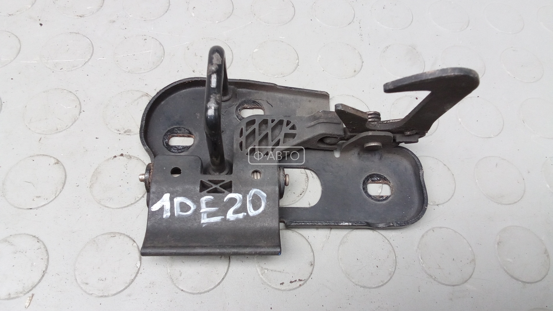 Замок капота