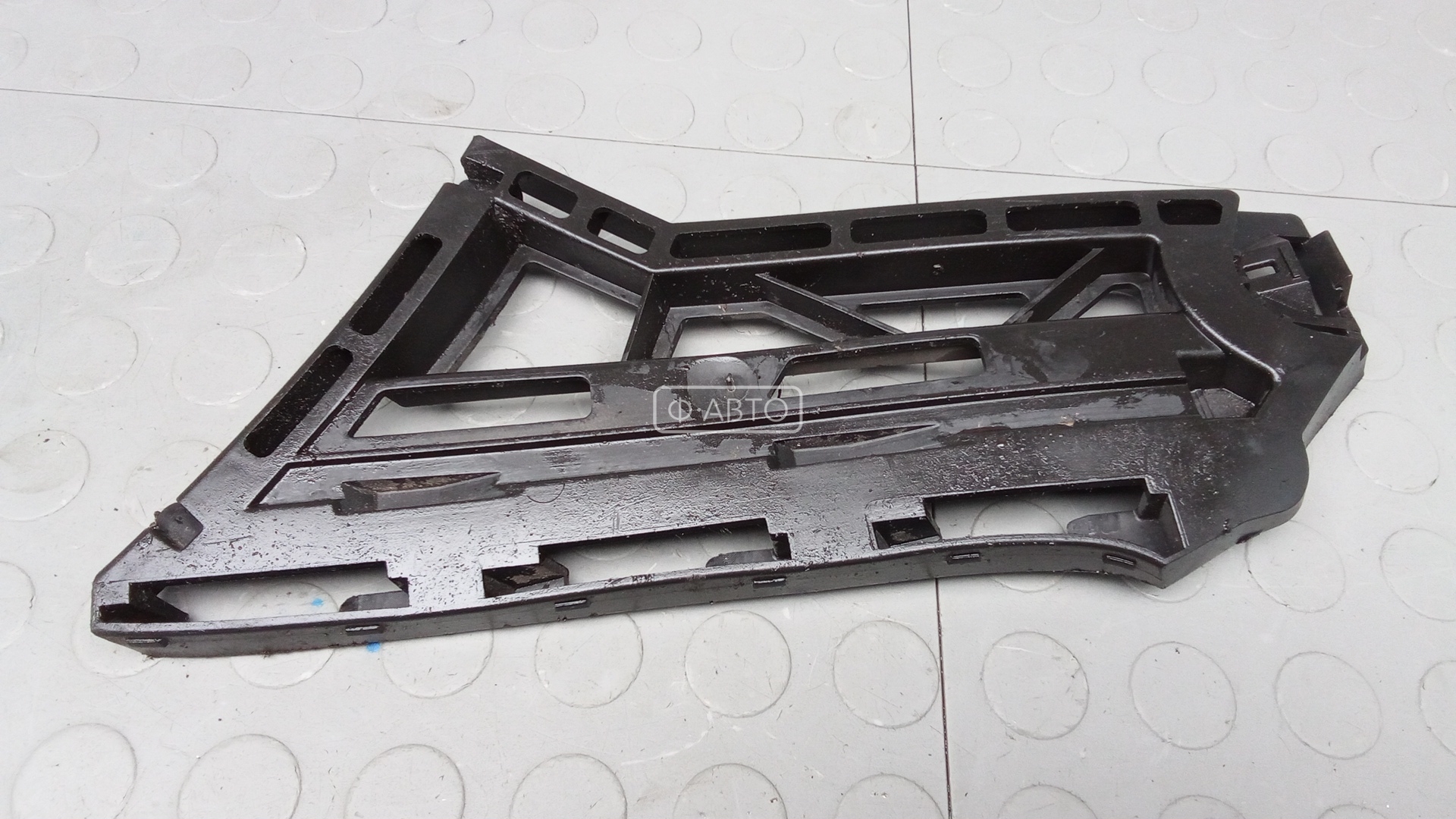 Крепление бампера переднее