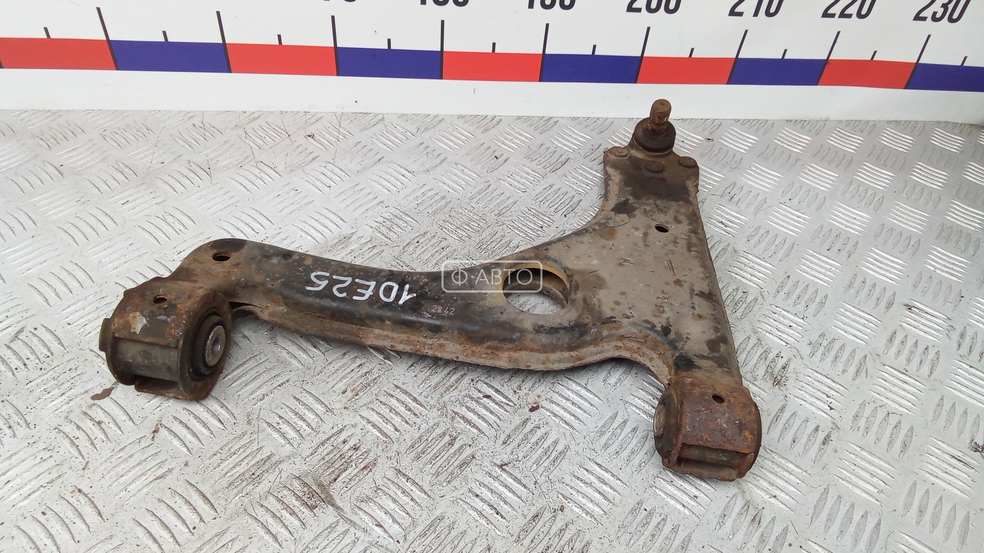 Рычаг передний нижний левый