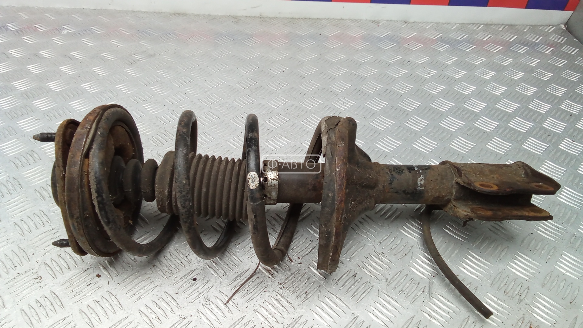 Стойка передняя левая