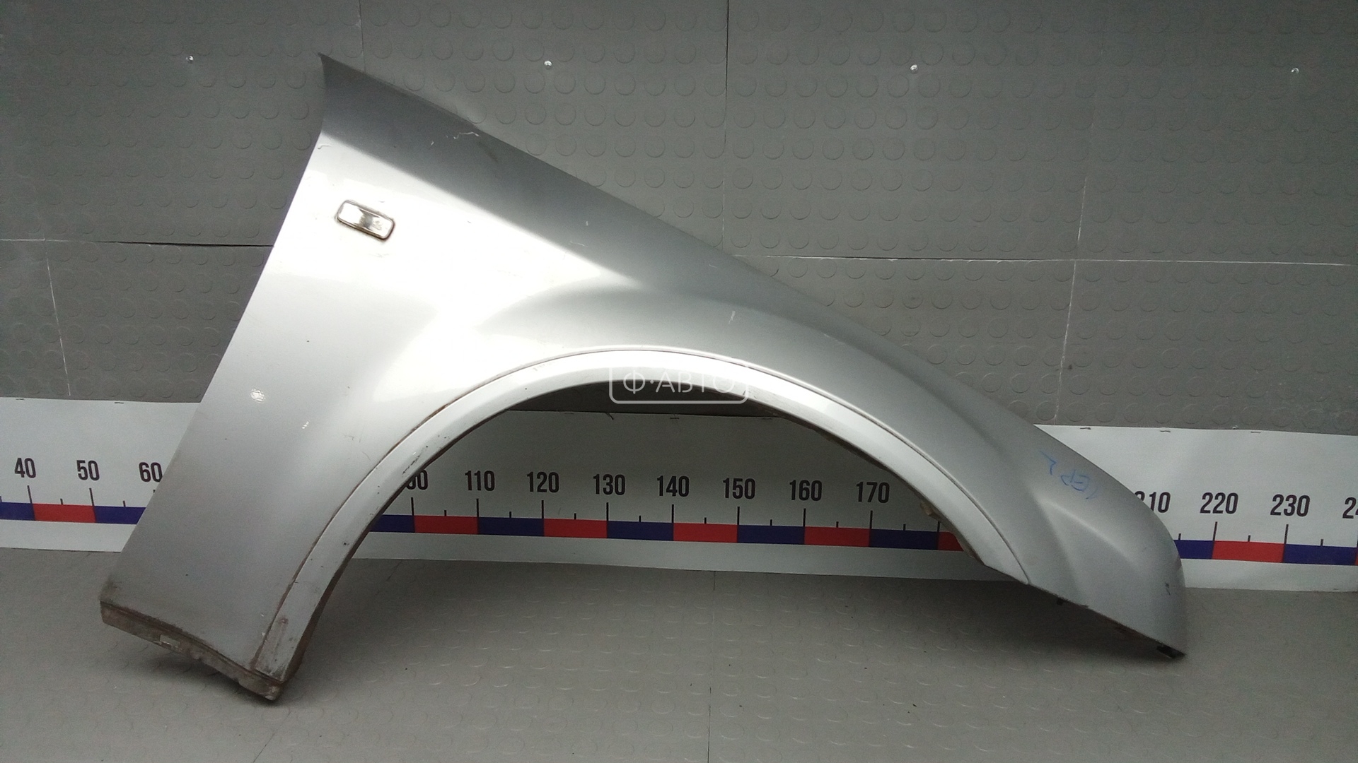 Крыло переднее правое