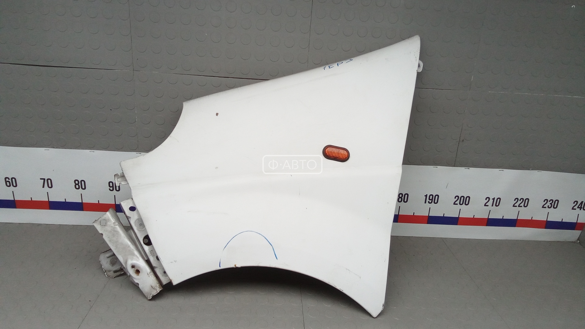 Крыло переднее левое