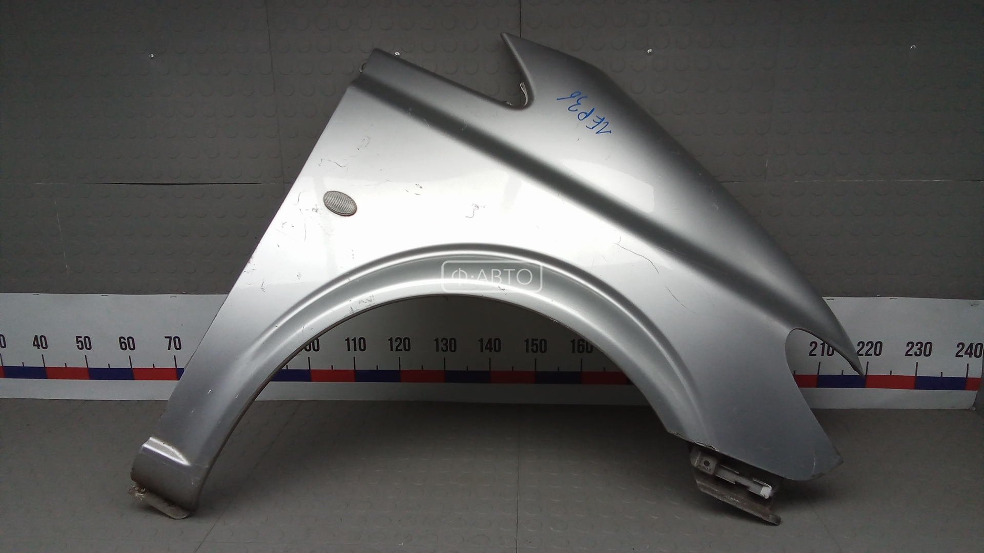 Крыло переднее правое