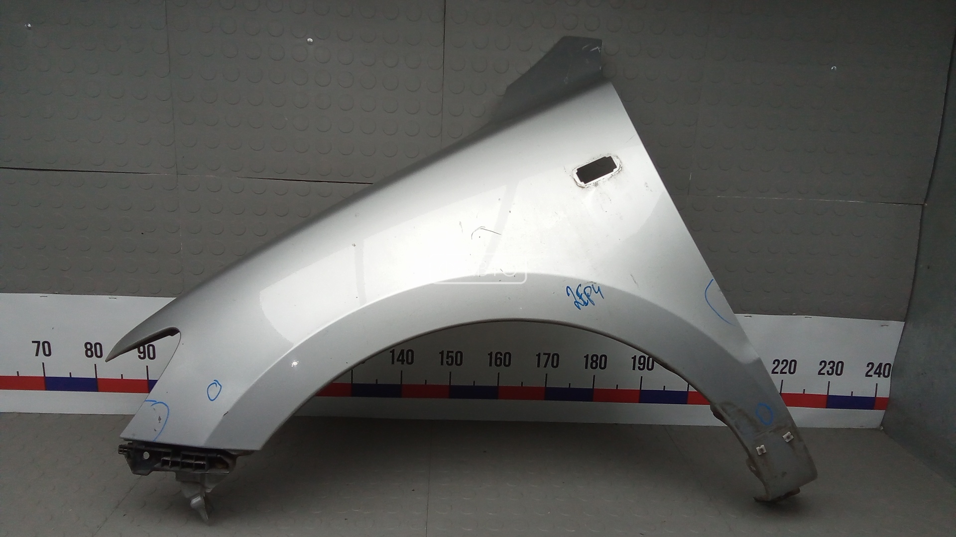 Крыло переднее левое