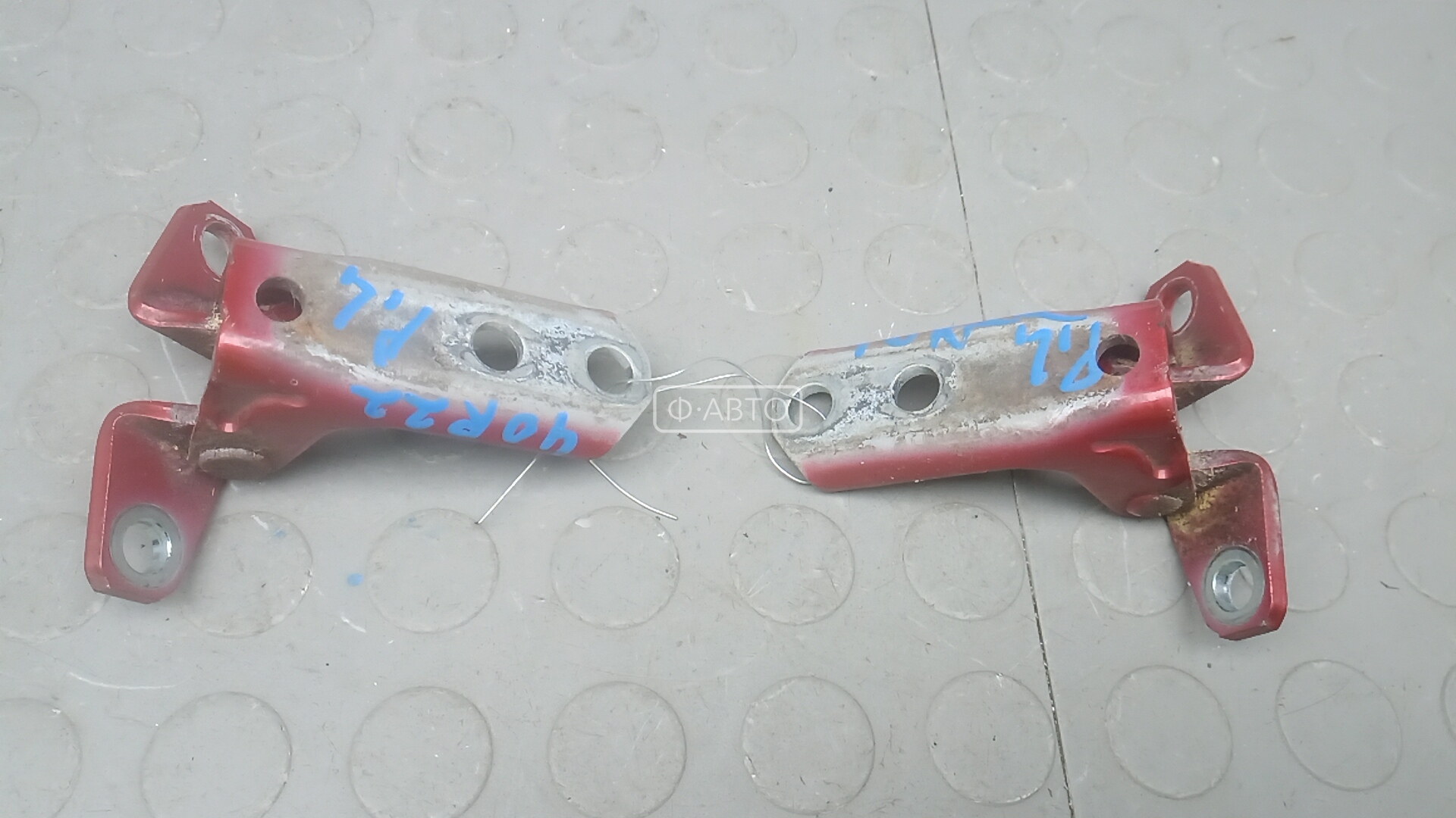 Петля передняя левая