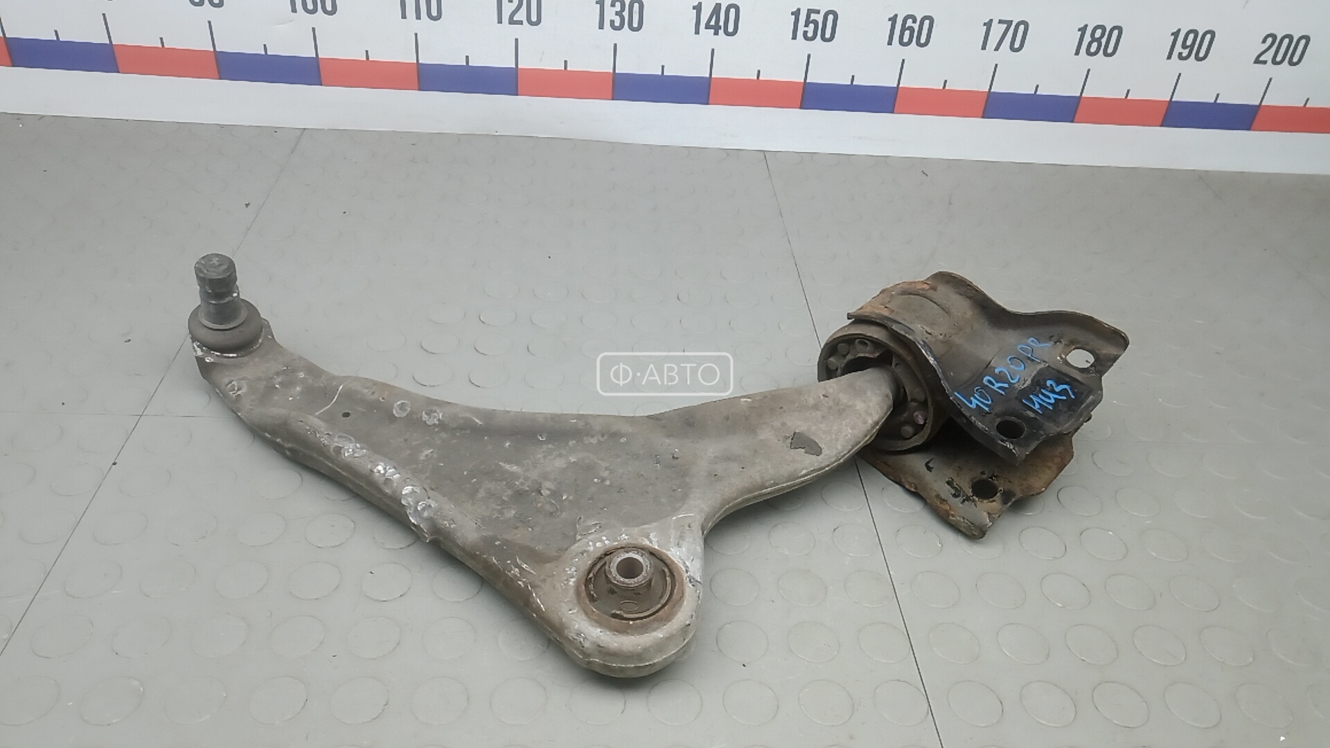 Рычаг передний нижний правый