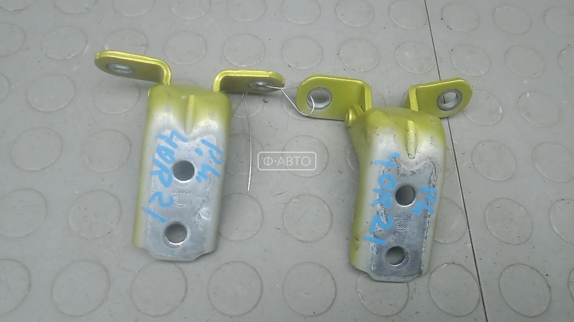 Петля передняя левая