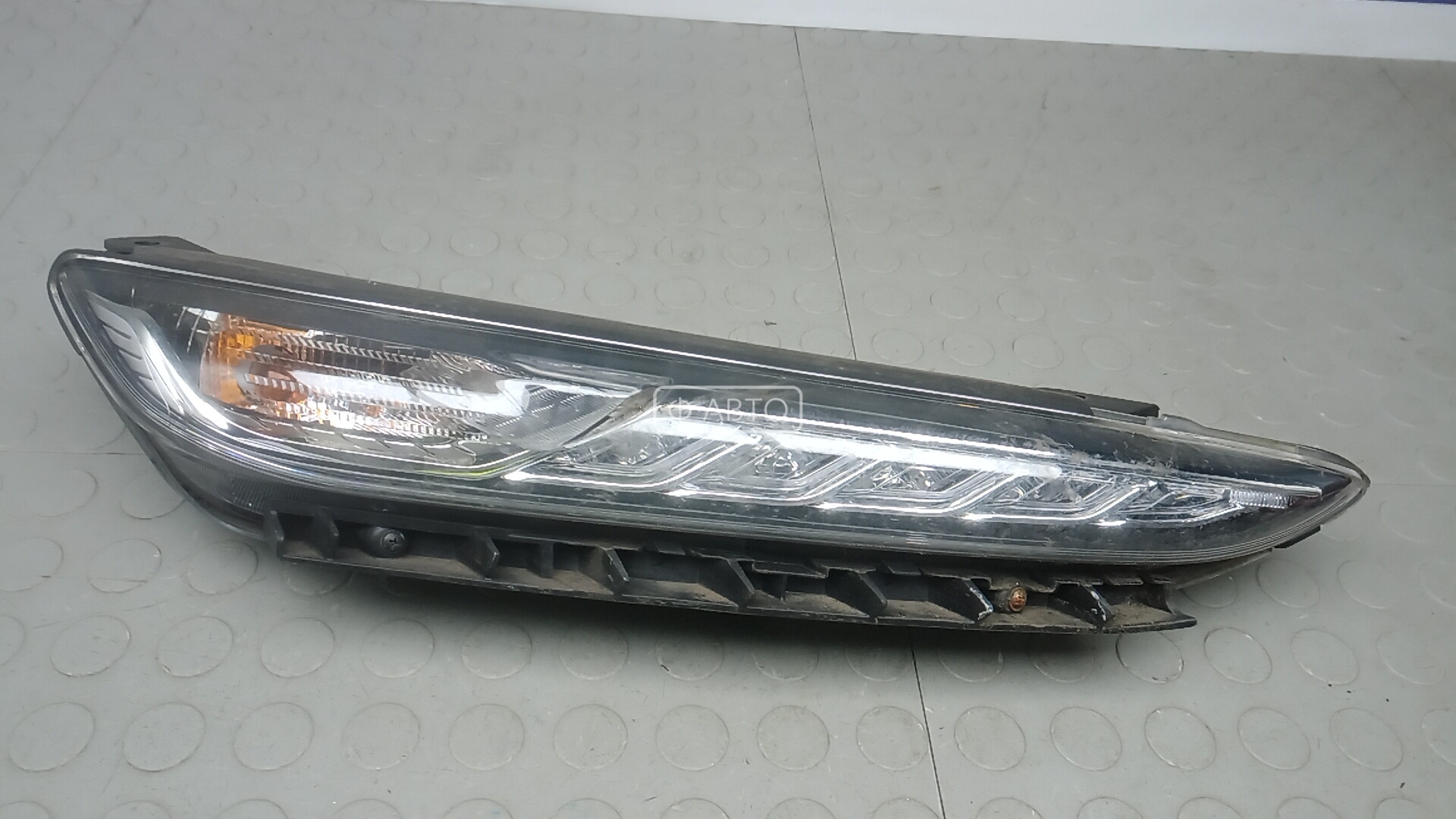 Фара галогенная правая передняя