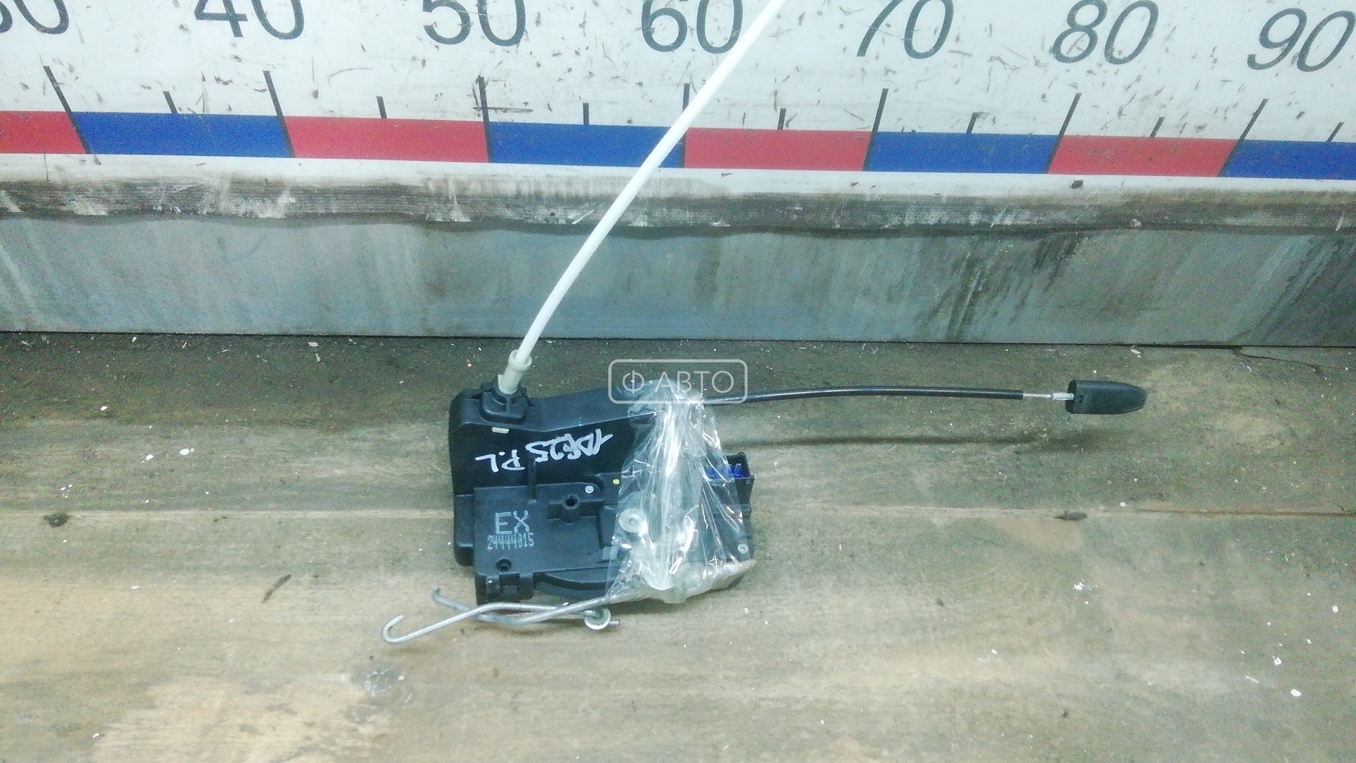 Замок двери передней левой