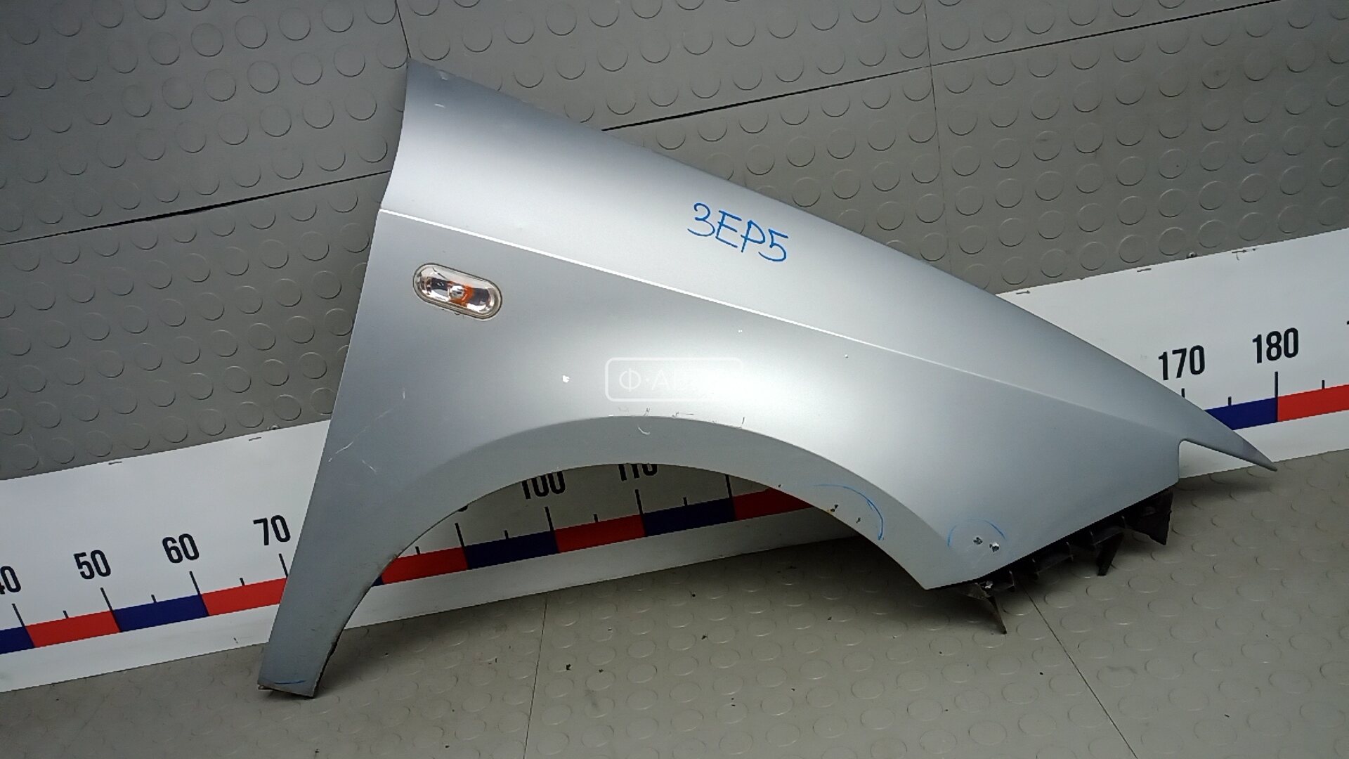 Крыло переднее правое