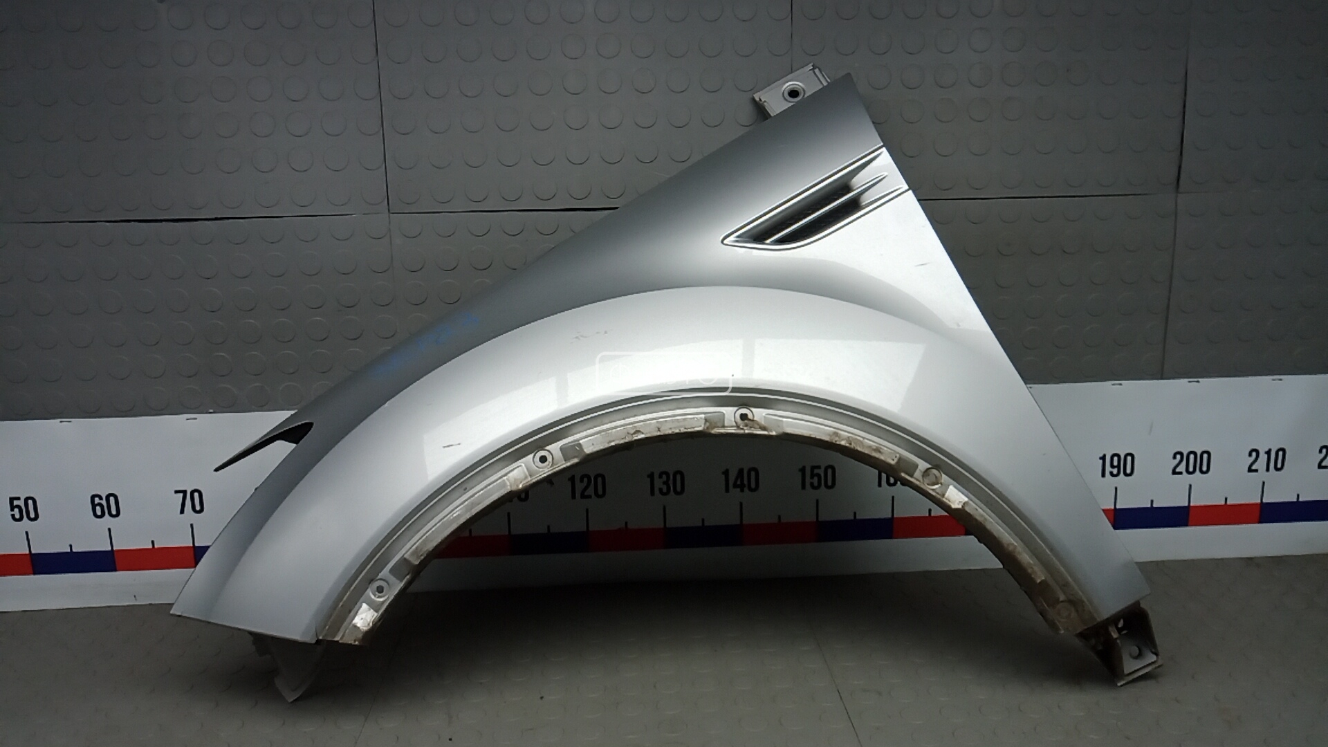 Крыло переднее левое