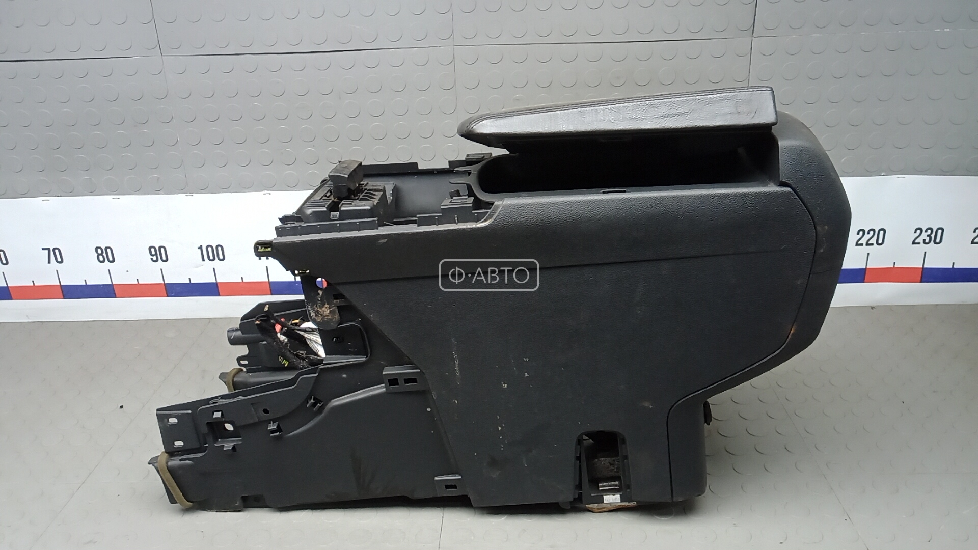 Подлокотник центральный