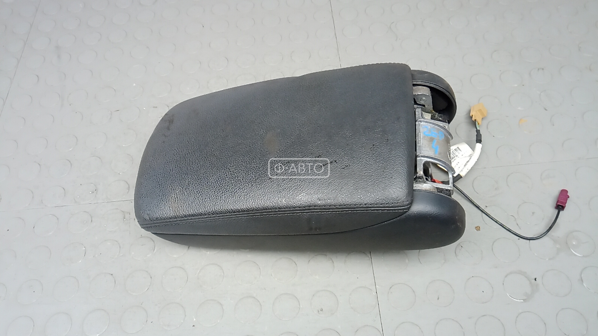 Подлокотник центральный